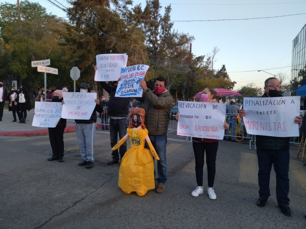 #Video Queman piñata con cara de la gobernadora Marina del Pilar previo a conferencia de AMLO en Tijuana