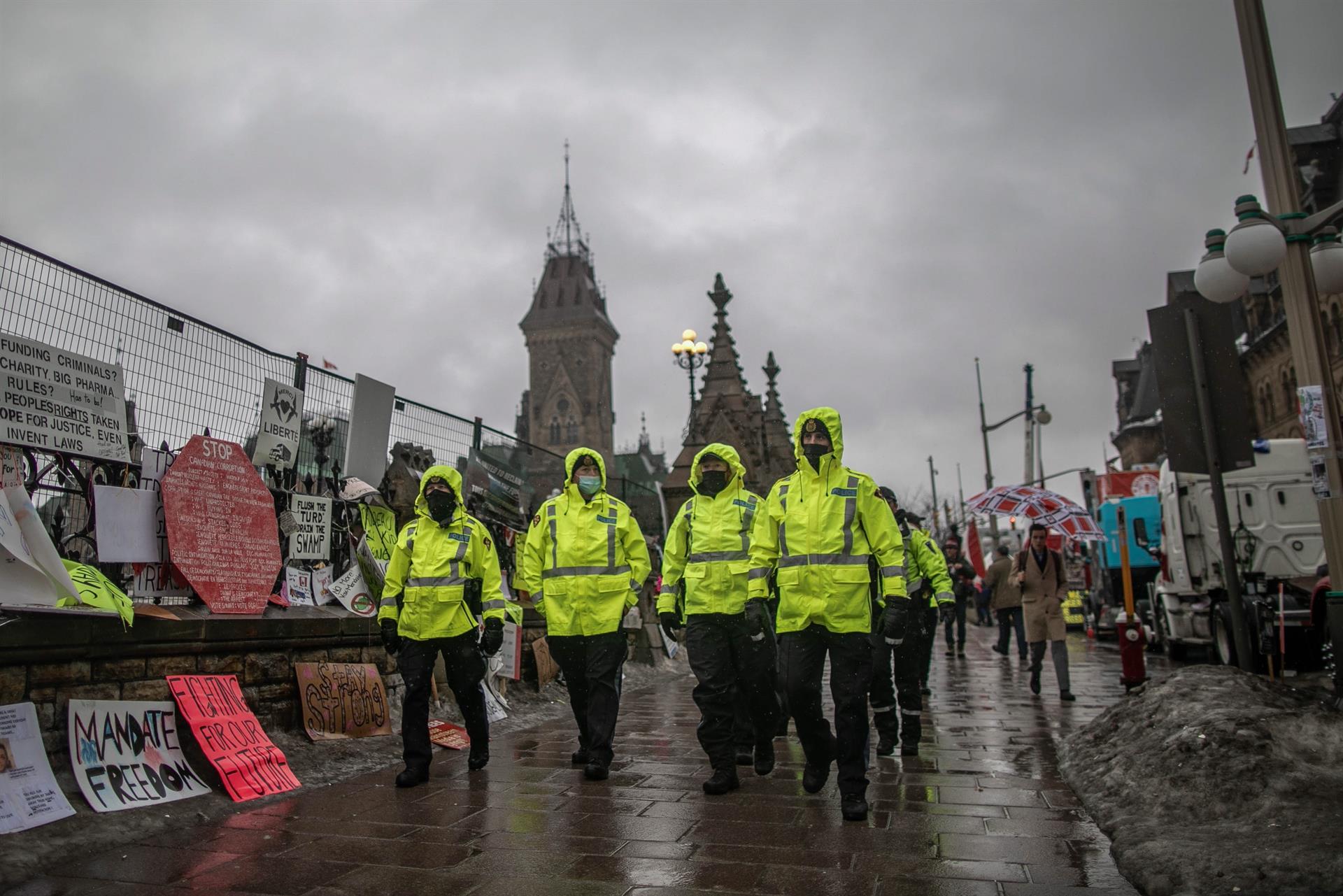 Policía empieza a detener a antivacunas que bloquean el centro de Ottawa