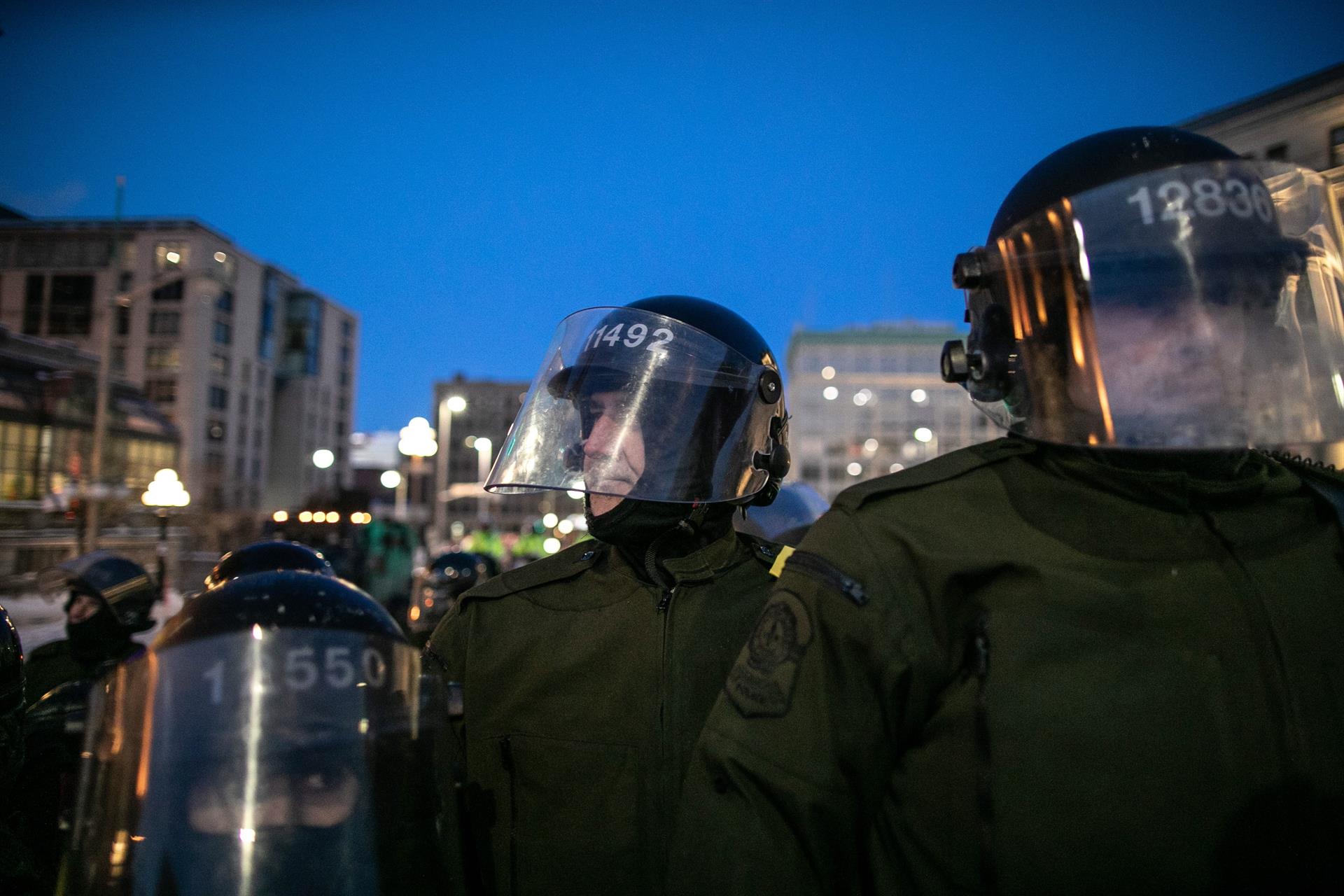 Policía de Ottawa usa “irritante químico” para despejar a los antivacunas en Canadá Policía de Ottawa usa “irritante químico” para despejar a los antivacunas en Canadá