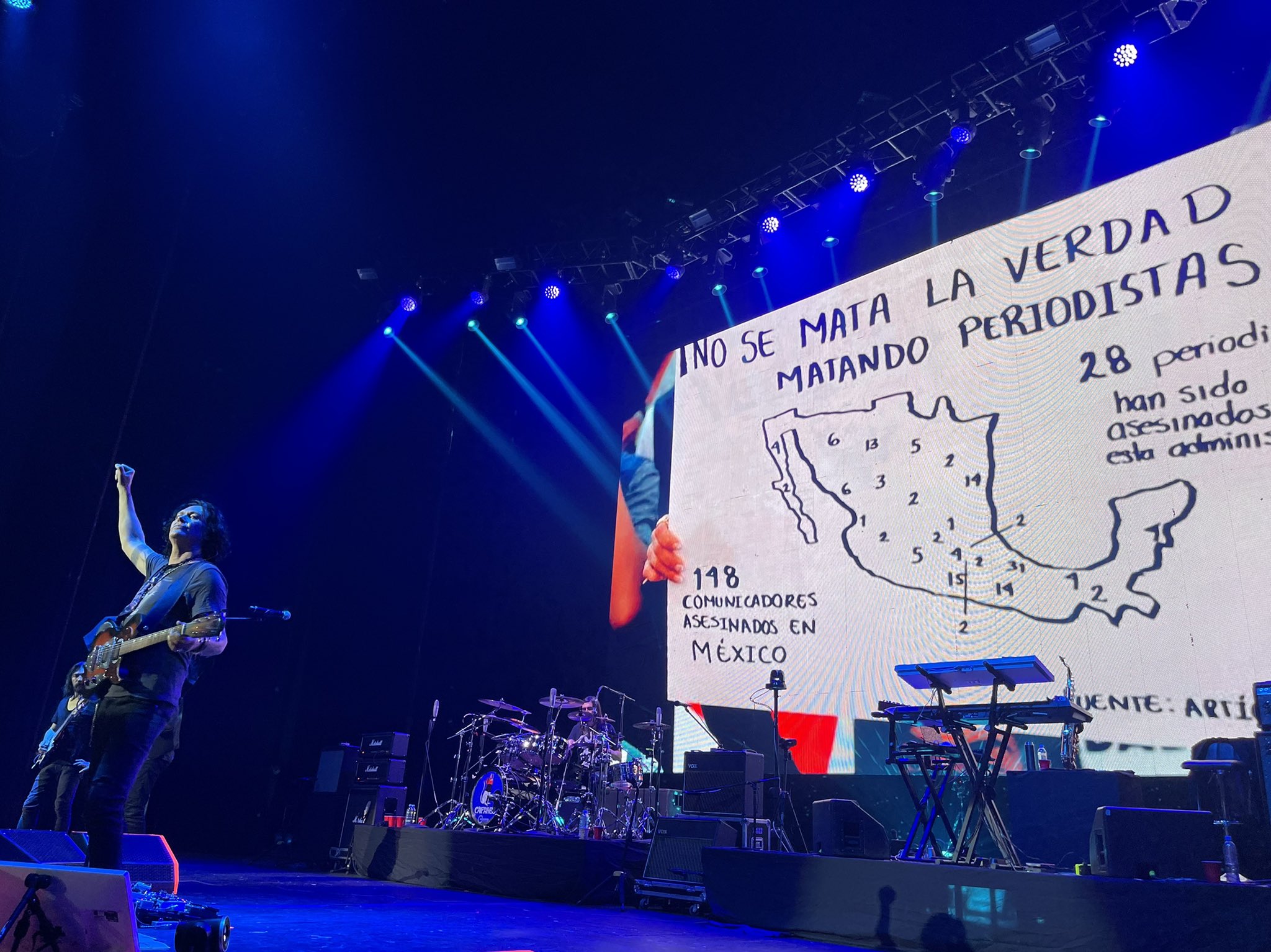 #Video Caifanes protesta contra asesinato de periodistas y feminicidios durante conciertos #Video Caifanes protesta contra asesinato de periodistas y feminicidios durante conciertos