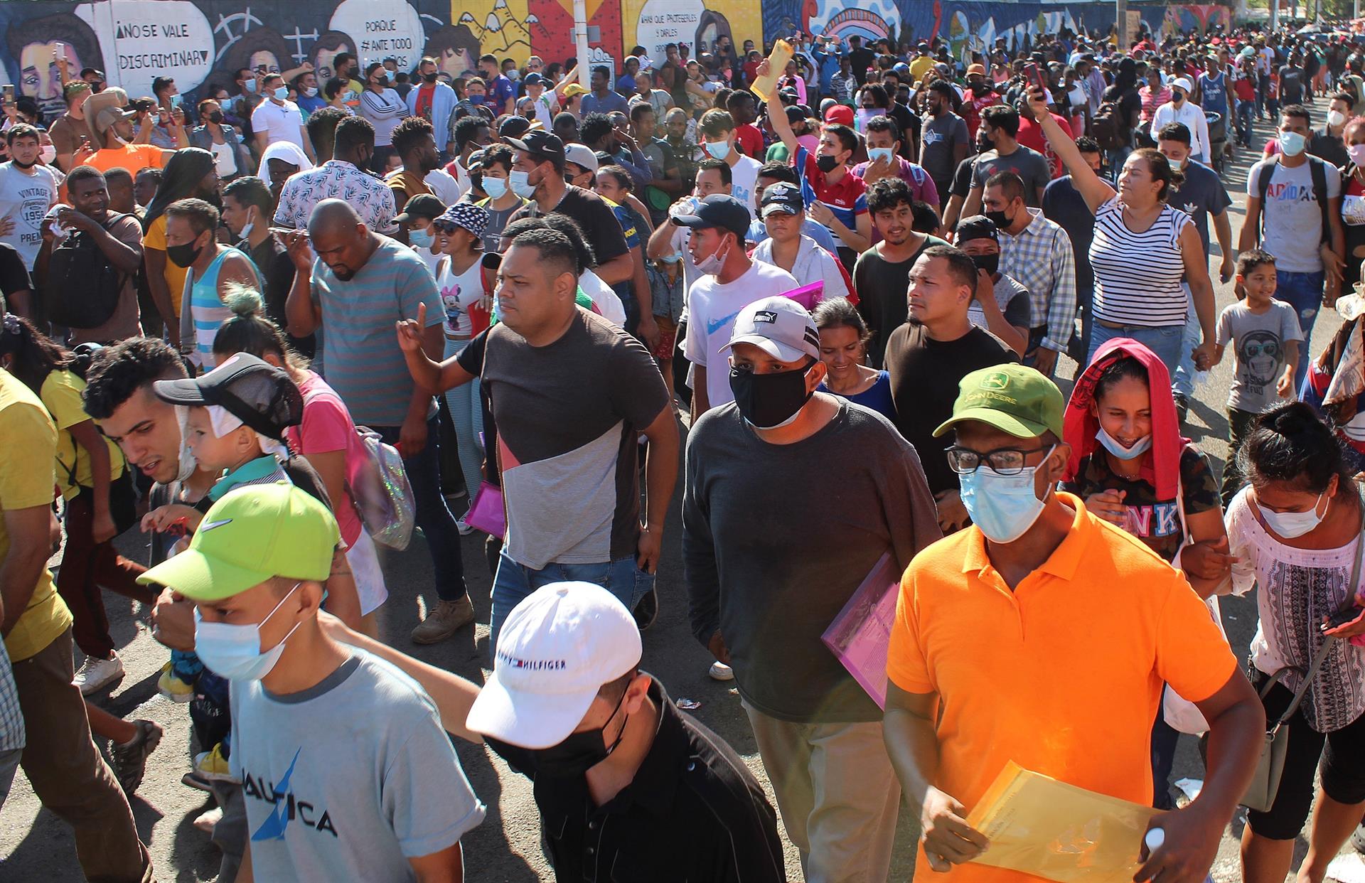 Protestan miles de migrantes en Tapachula; exigen a INM regularizar su situación