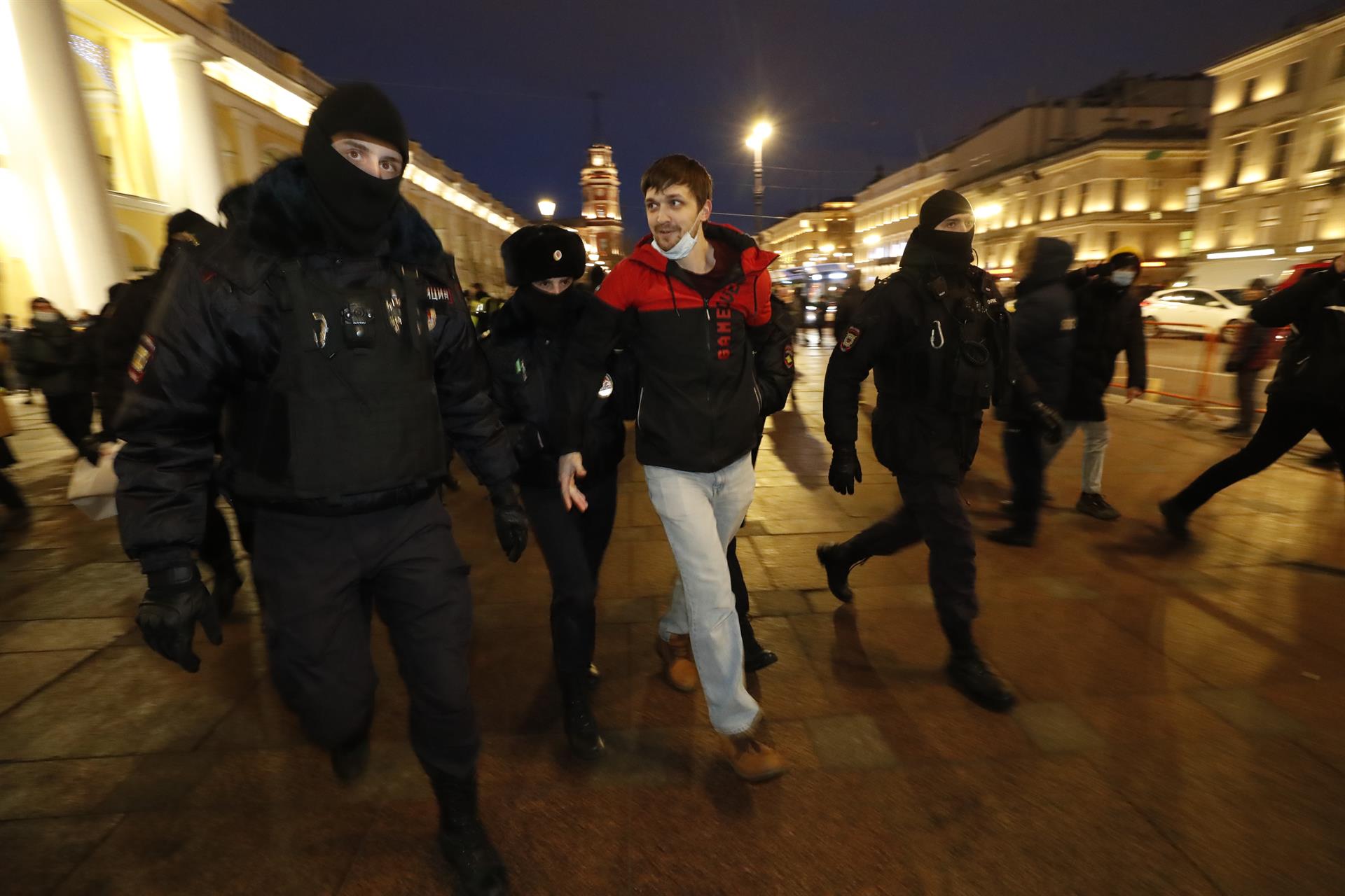 Al menos 700 detenidos en Rusia tras protestas contra invasión en Ucrania