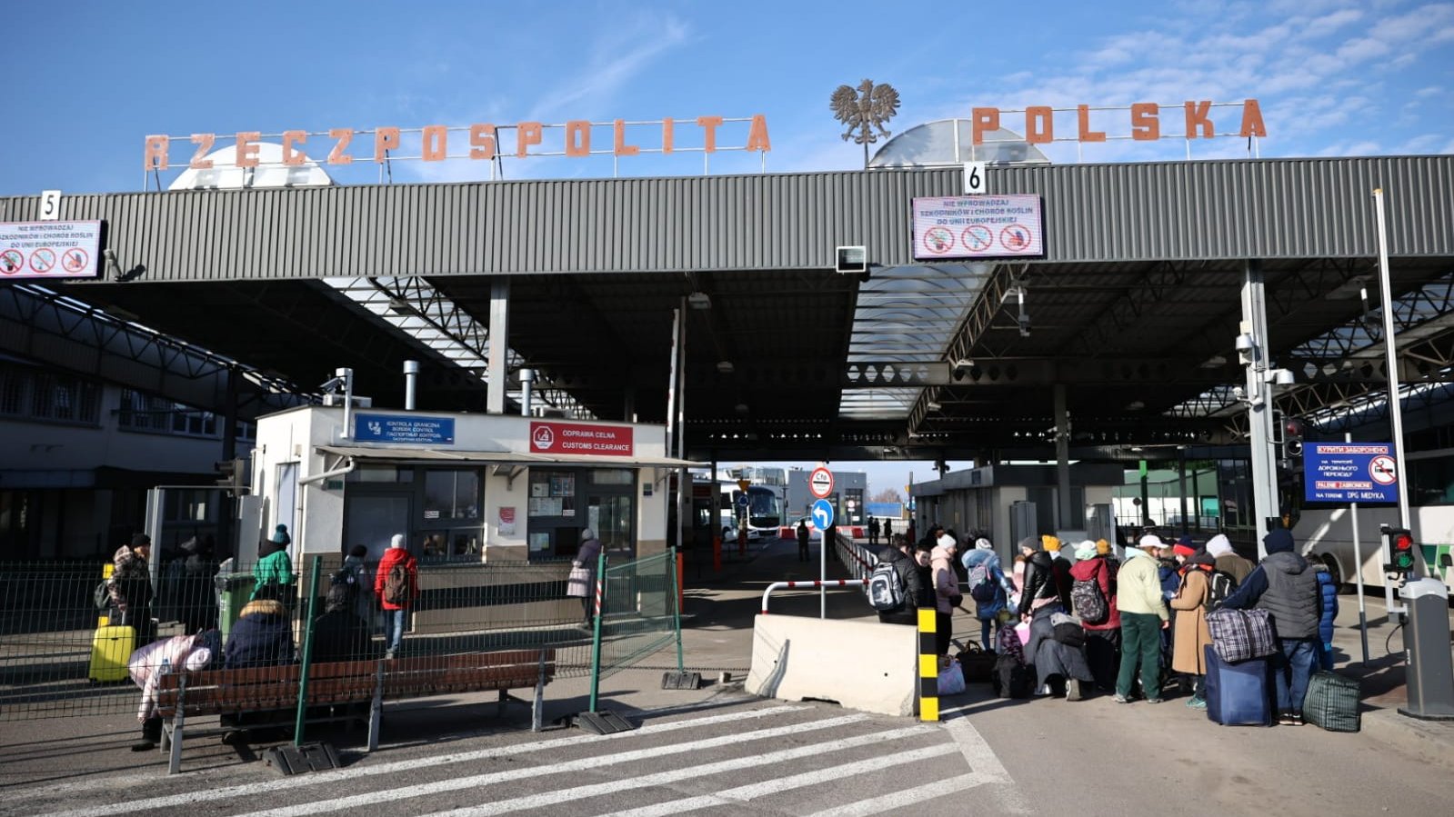 Al menos 100 mil refugiados cruzaron de Ucrania a Polonia por ataque ruso