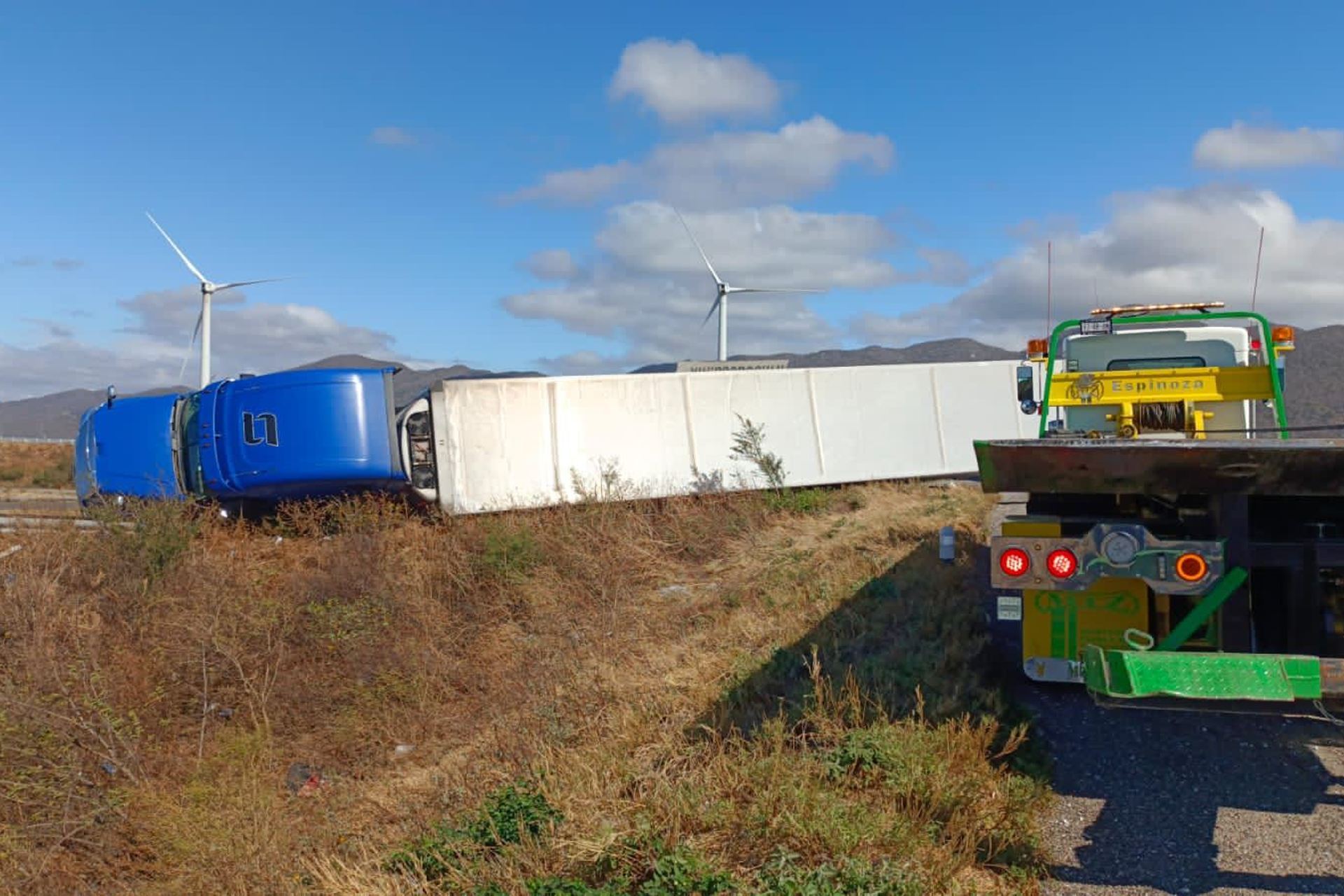 Fuerte viento provoca la volcadura de 8 tráileres en el Istmo de Tehuantepec