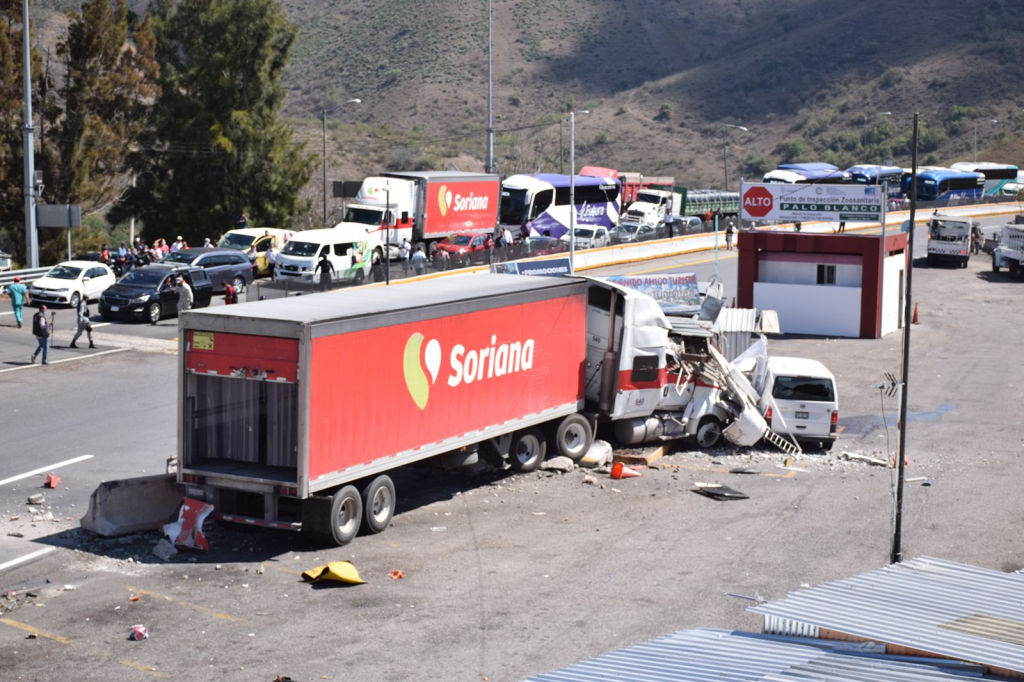 CNDH pide diálogo entre autoridades y estudiantes de Ayotzinapa - trailer-presuntamente-usado-por-normalistas-contra-la-guardia-nacional-en-caseta-de-palo-blanco-1024x682
