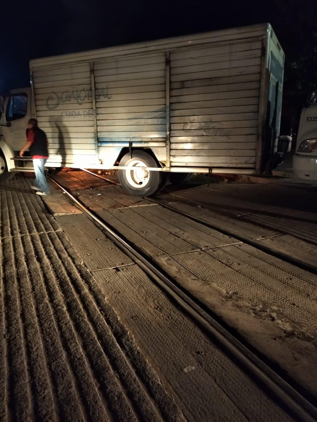 #Video Bloquean las vías del tren en Caltzontzin, Michoacán