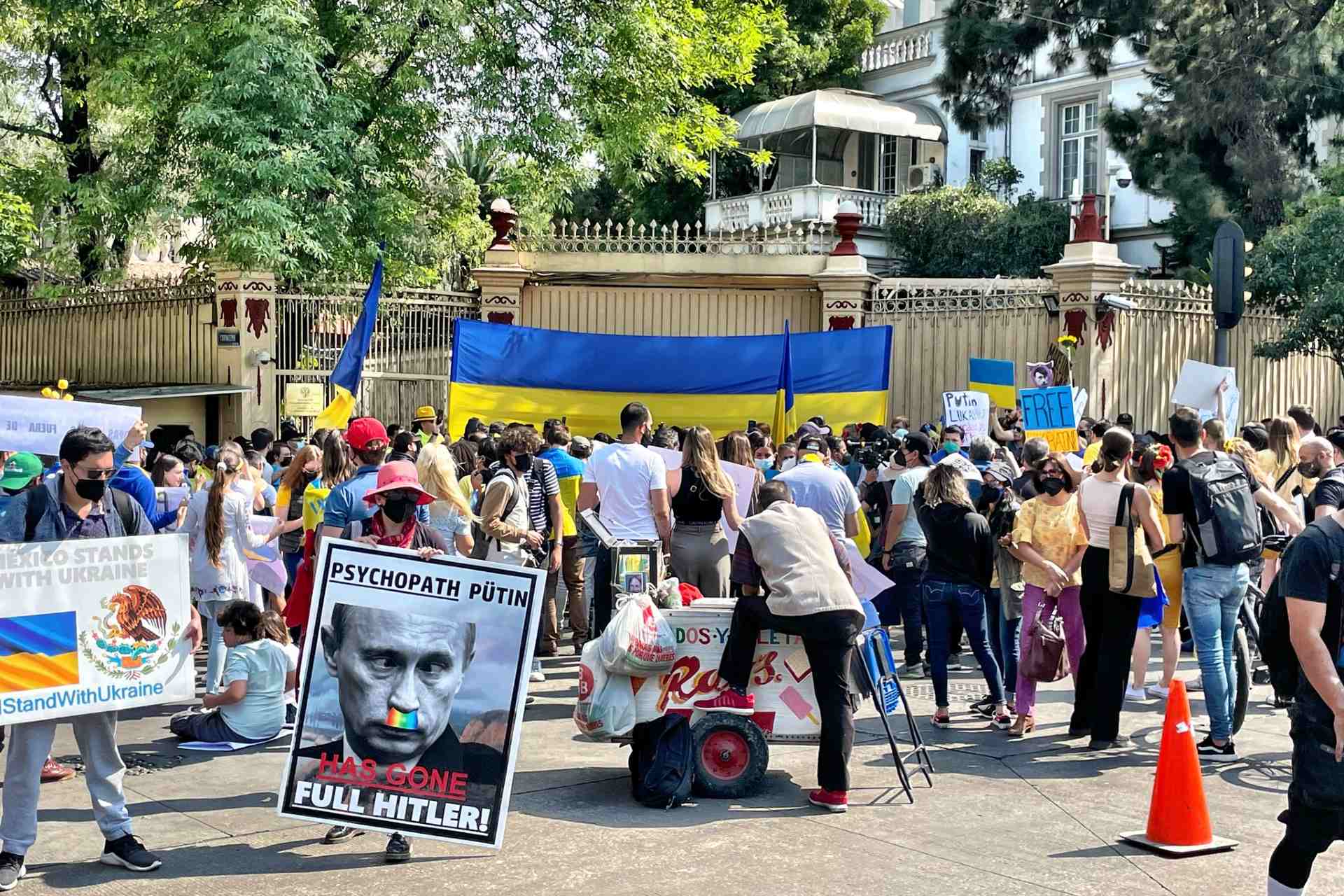 Medio centenar de ucranianos protestan ante embajada de Rusia en México