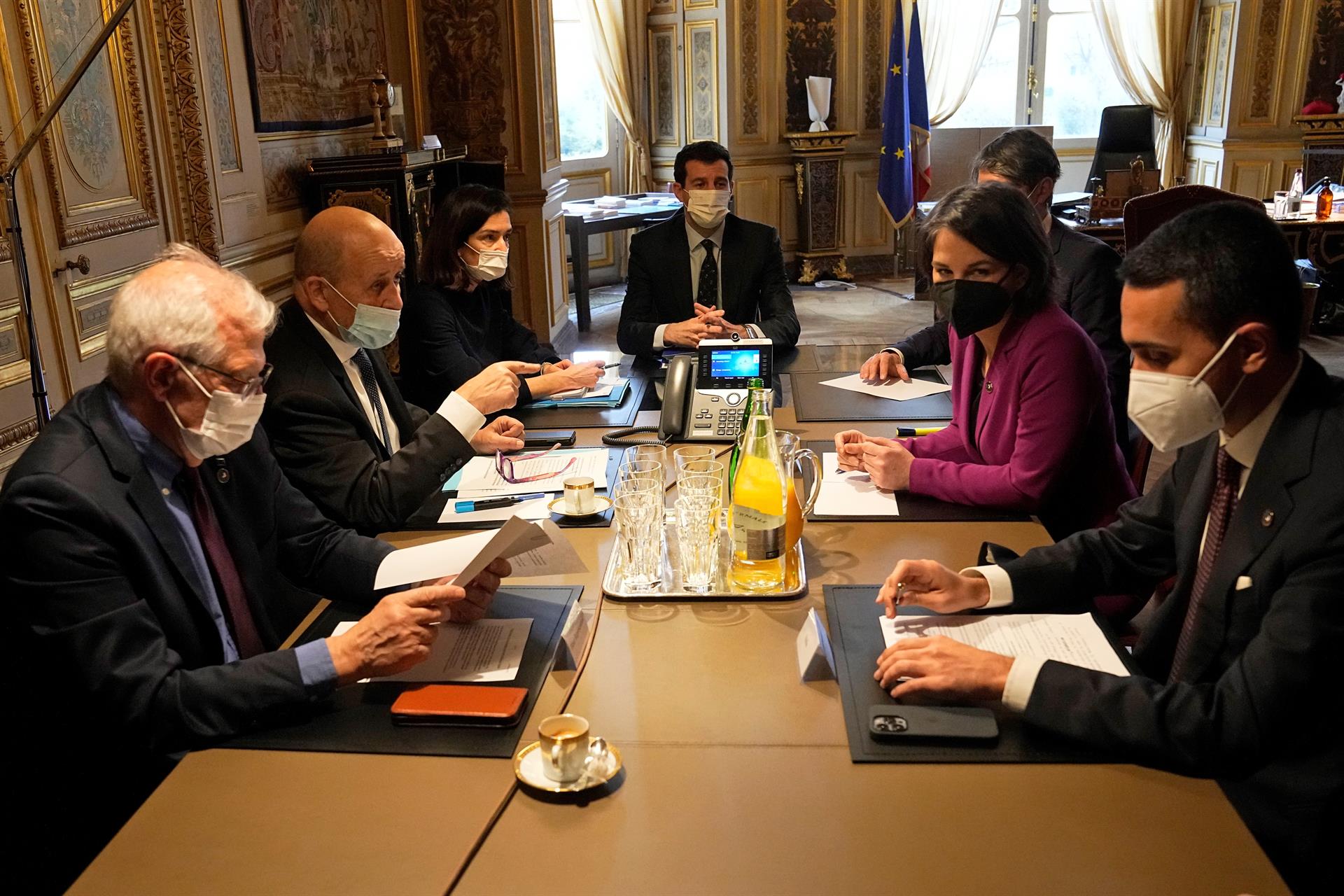 Unión Europea acuerda primer paquete de sanciones contra Rusia