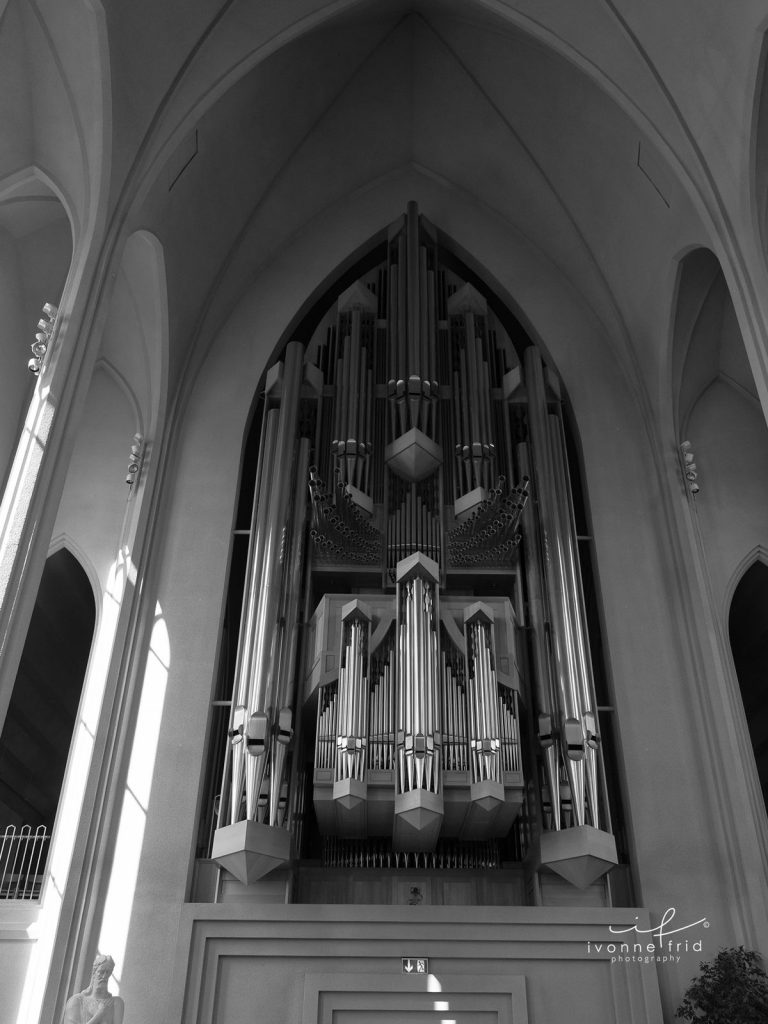 Flujos de lava basáltica dan forma a la Iglesia de Hallgrímur en Islandia - 3-768x1024