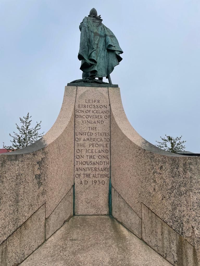 Flujos de lava basáltica dan forma a la Iglesia de Hallgrímur en Islandia - 4