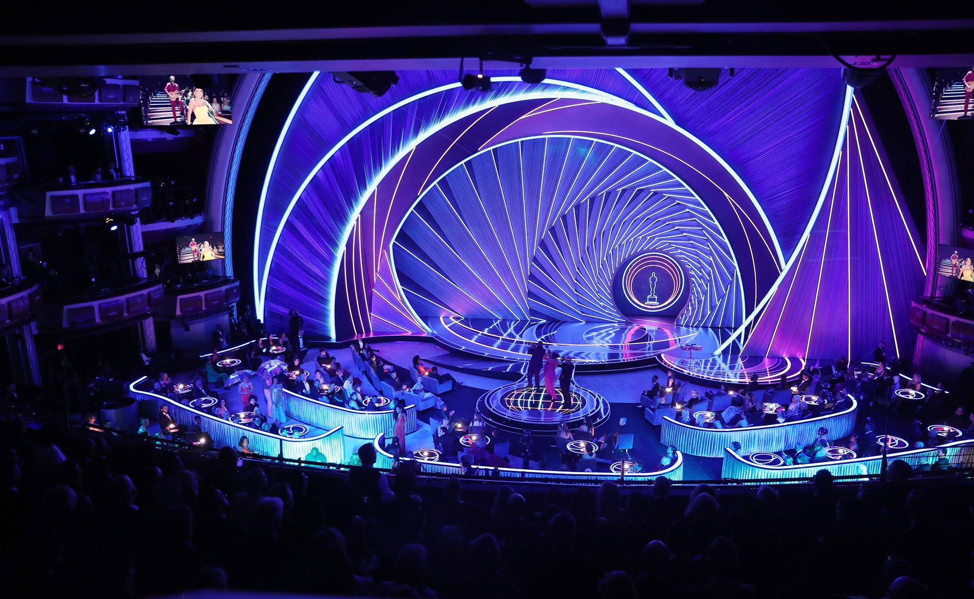 Guardan un minuto de silencio en los Oscar por Ucrania