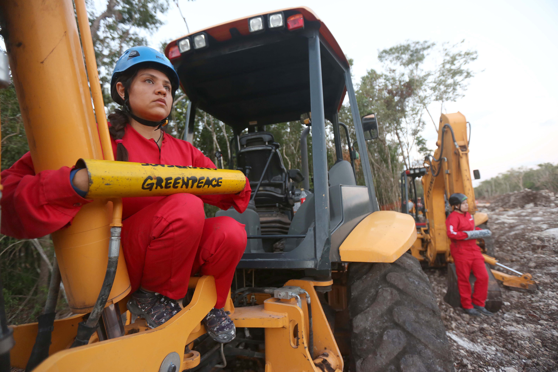 Activistas de Greenpeace se encadenan a la maquinaria del Tren Maya Activistas de Greenpeace se encadenan a la maquinaria del Tren Maya