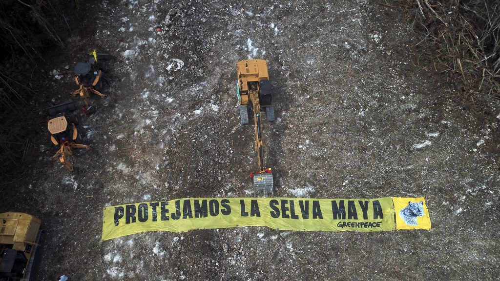Denuncian ante la Unesco daños al patrimonio arqueológico por el Tren Maya - activistas-de-greenpeace-se-encadenan-a-maquinaria-del-tren-maya-3-1024x576