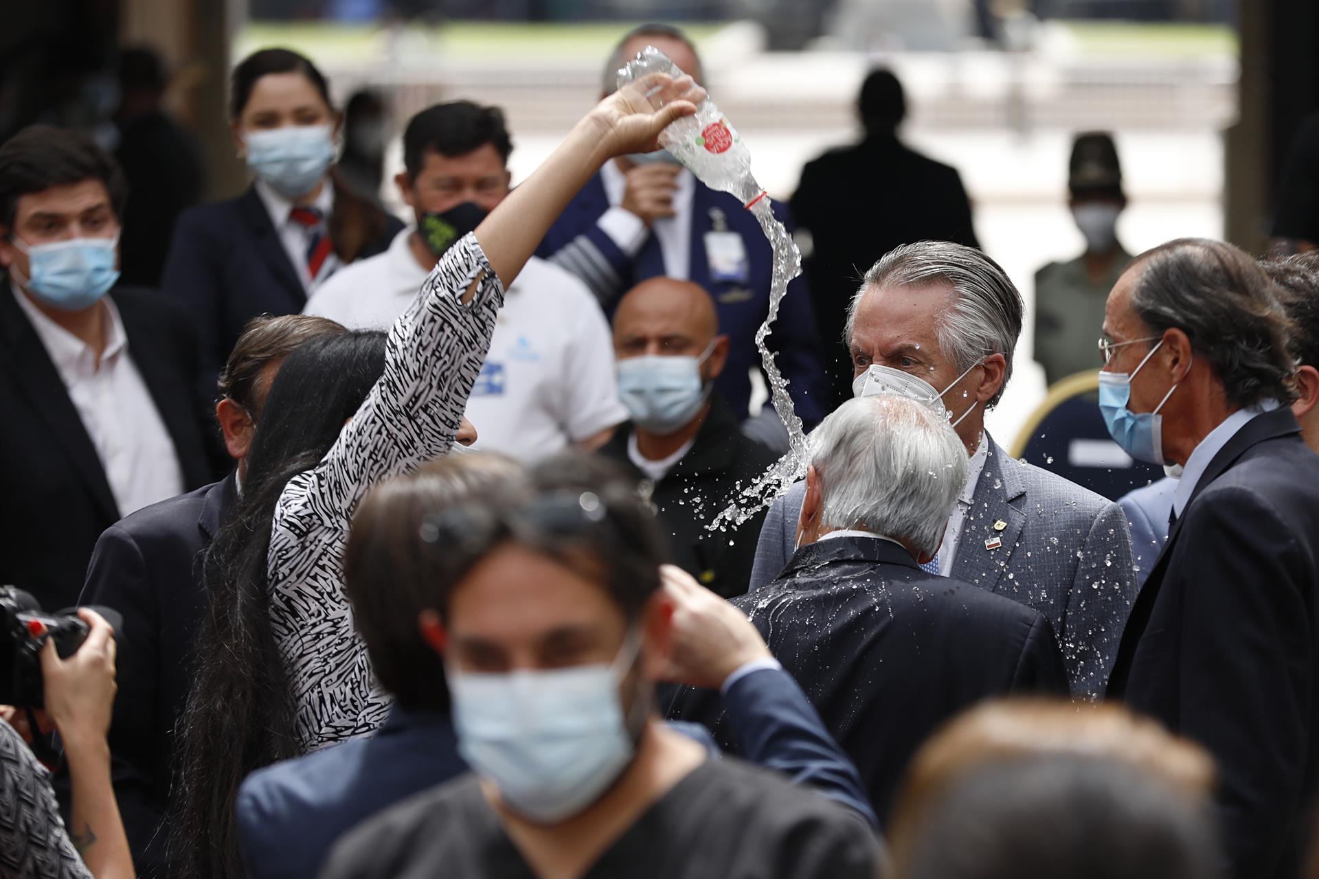 Mujer lanza agua a presidente chileno Piñera durante acto conmemorativo