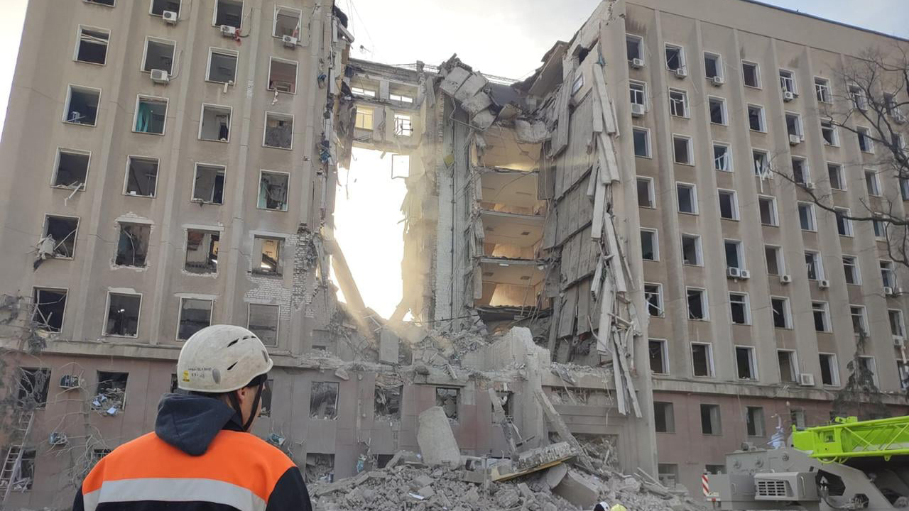 Ataque ruso a edificio gubernamental en Mikolaiv deja 7 muertos