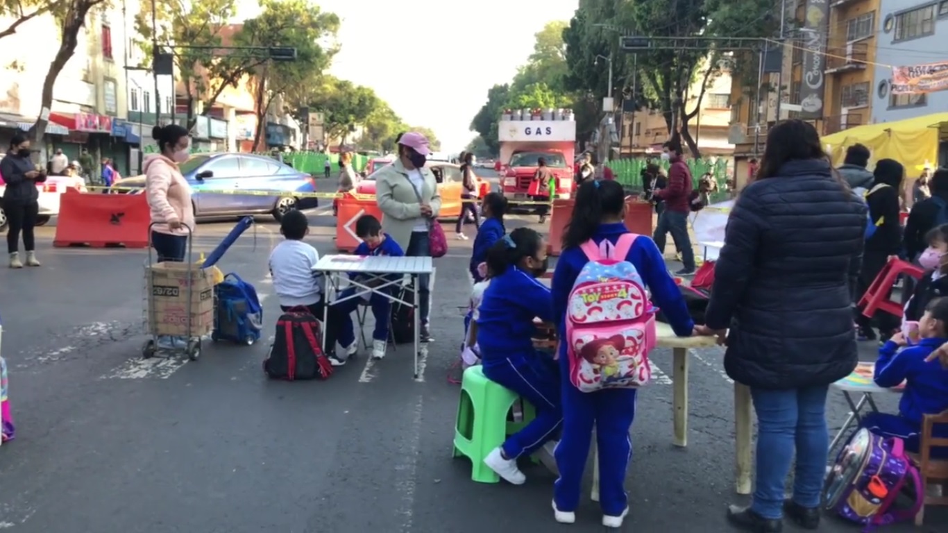#Video Alumnos llevan 3 días con clases en la calle ante cierre de primaria