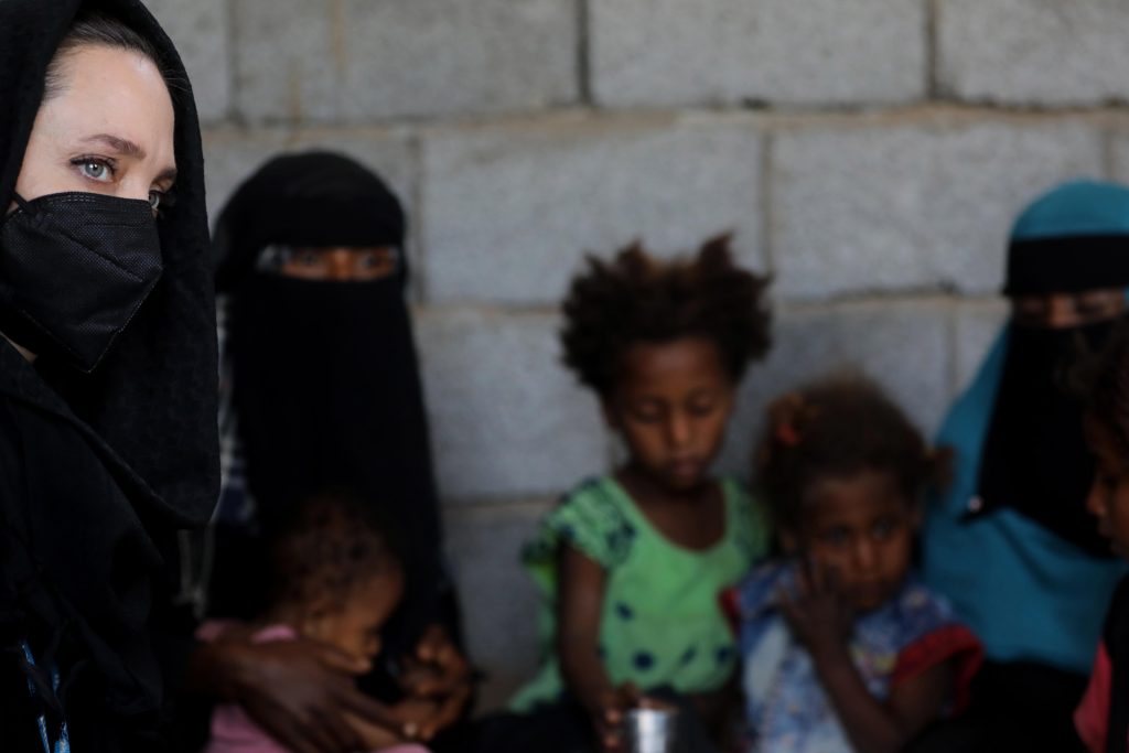 Angelina Jolie visita Yemen en apoyo a la paz y a millones de desplazados - angelina-jolie-yemen-2-1024x683