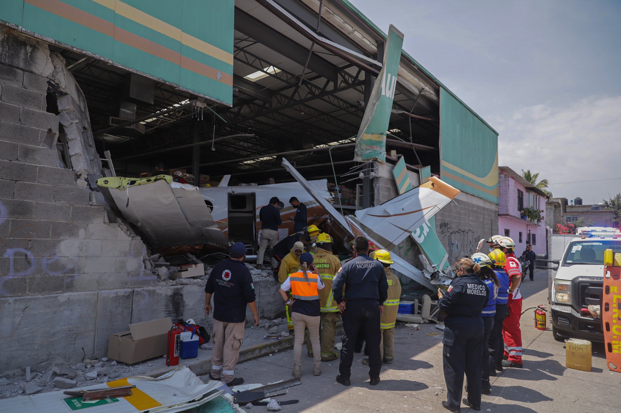 Tres muertos por desplome de avión en supermercado de Morelos Tres muertos por desplome de avión en supermercado de Morelos