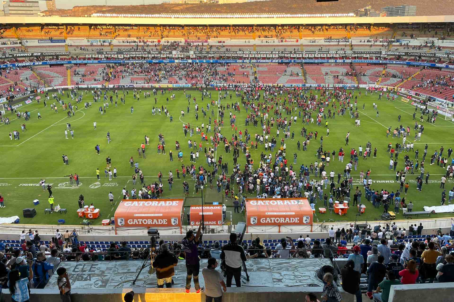 Suspenden juego entre Querétaro y Atlas por violencia en tribunas