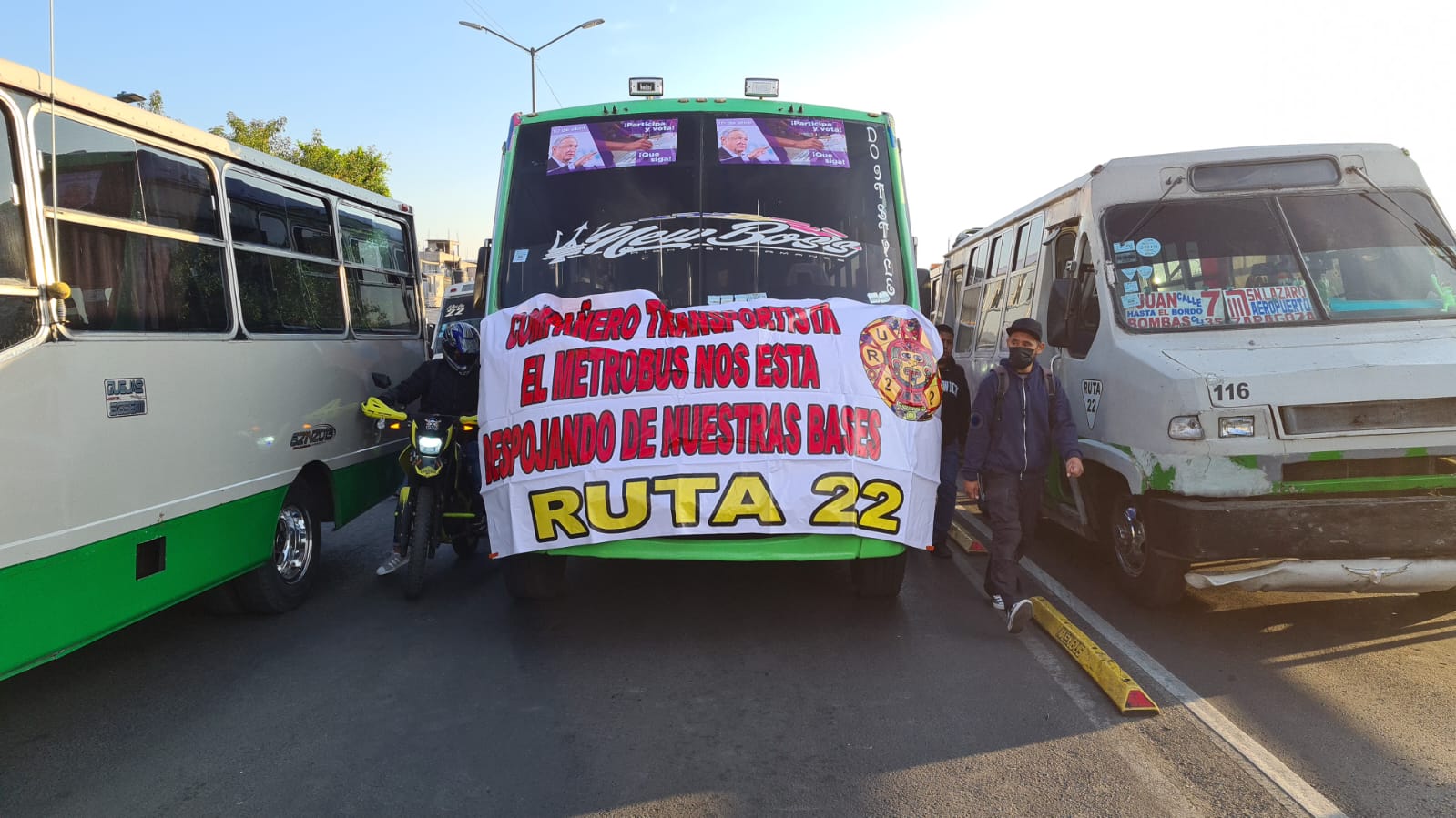 #Video Choferes de transporte público realizan bloqueo para protestar contra Metrobús #Video Choferes de transporte público realizan bloqueo para protestar contra Metrobús