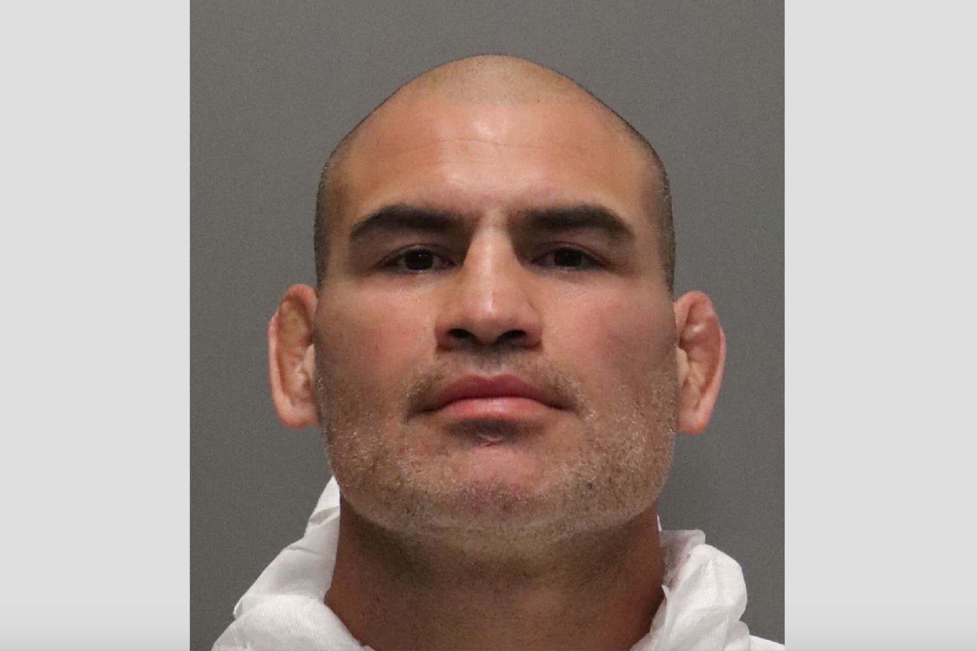 Detienen al luchador Caín Velásquez por tiroteo en EE.UU.