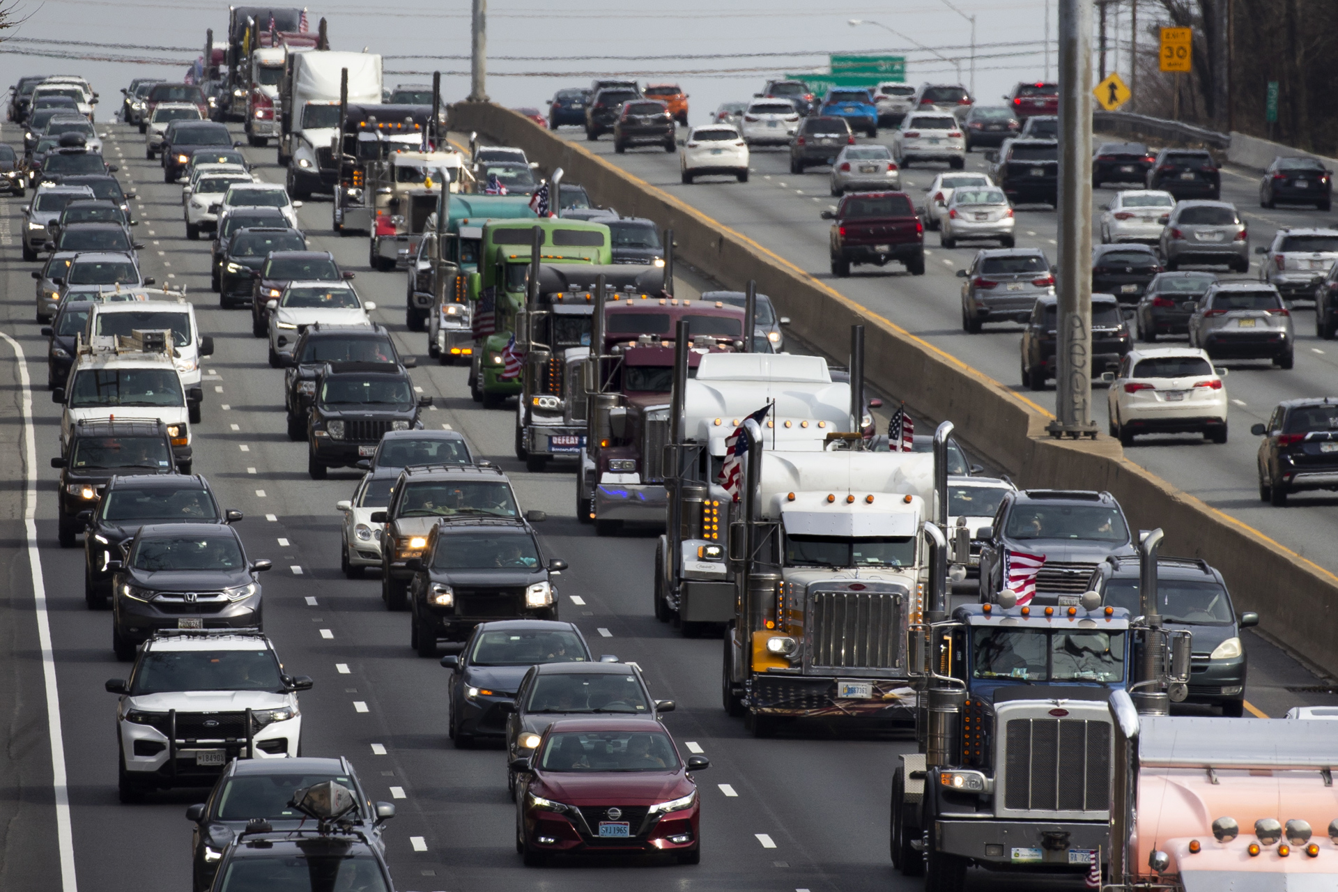 Pengemudi truk antivaksin mengganggu lalu lintas di sekitar ibu kota AS