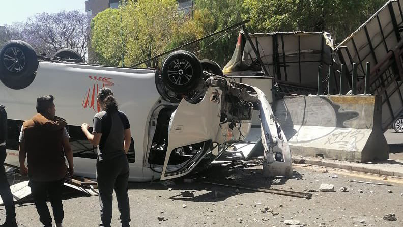 Combi cae de puente vehicular en Tlalnepantla Combi cae de puente vehicular en Tlalnepantla