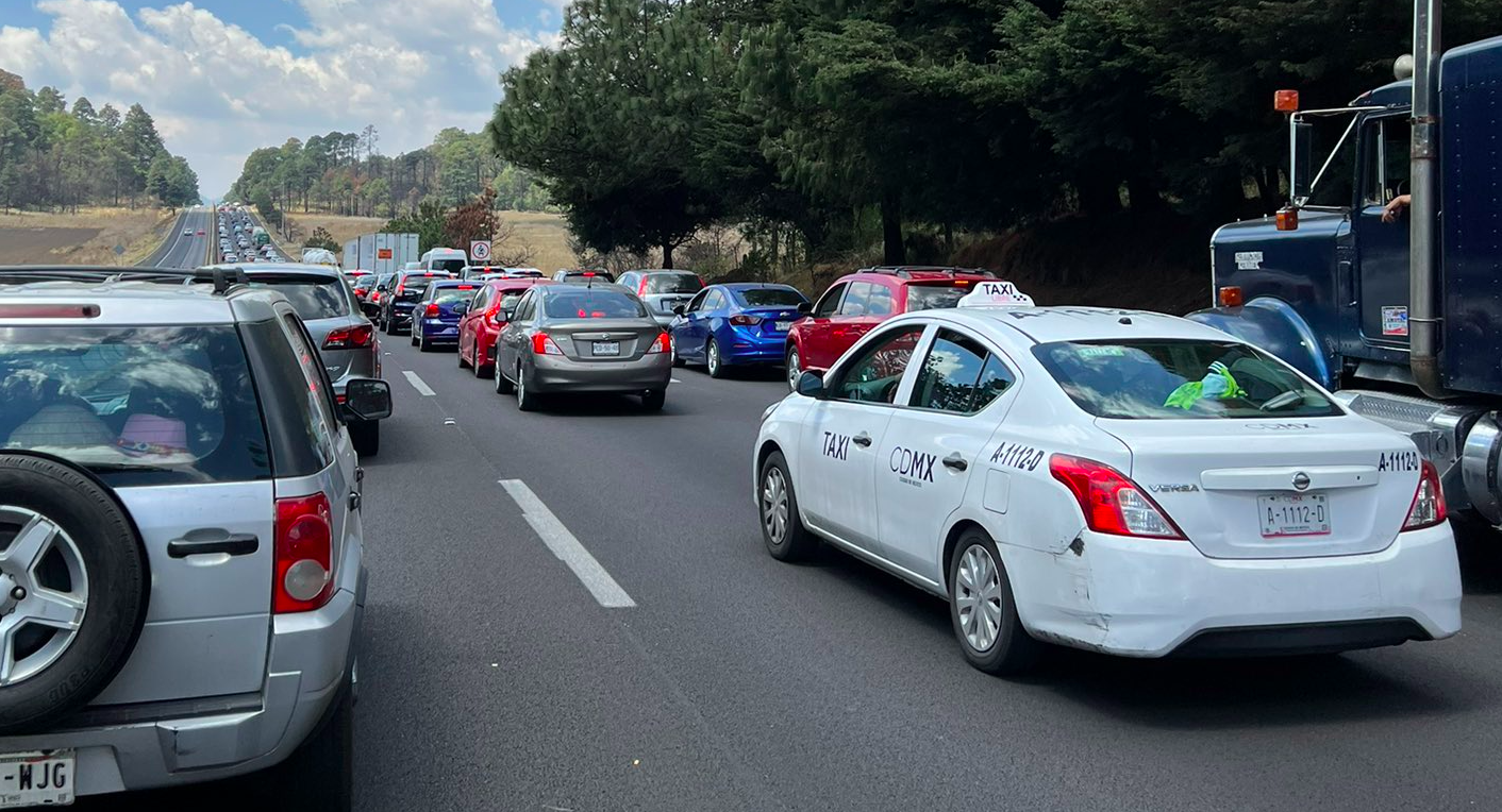 Autopista México-Cuernavaca con carga vehicular debido a fin de semana largo