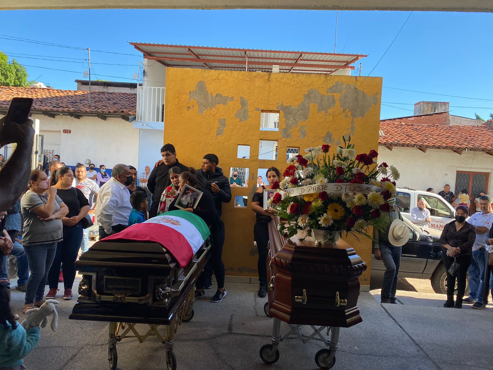 Velan a César Valencia Caballero, alcalde de Aguililla asesinado, y su asesor Velan a César Valencia Caballero, alcalde de Aguililla asesinado, y su asesor