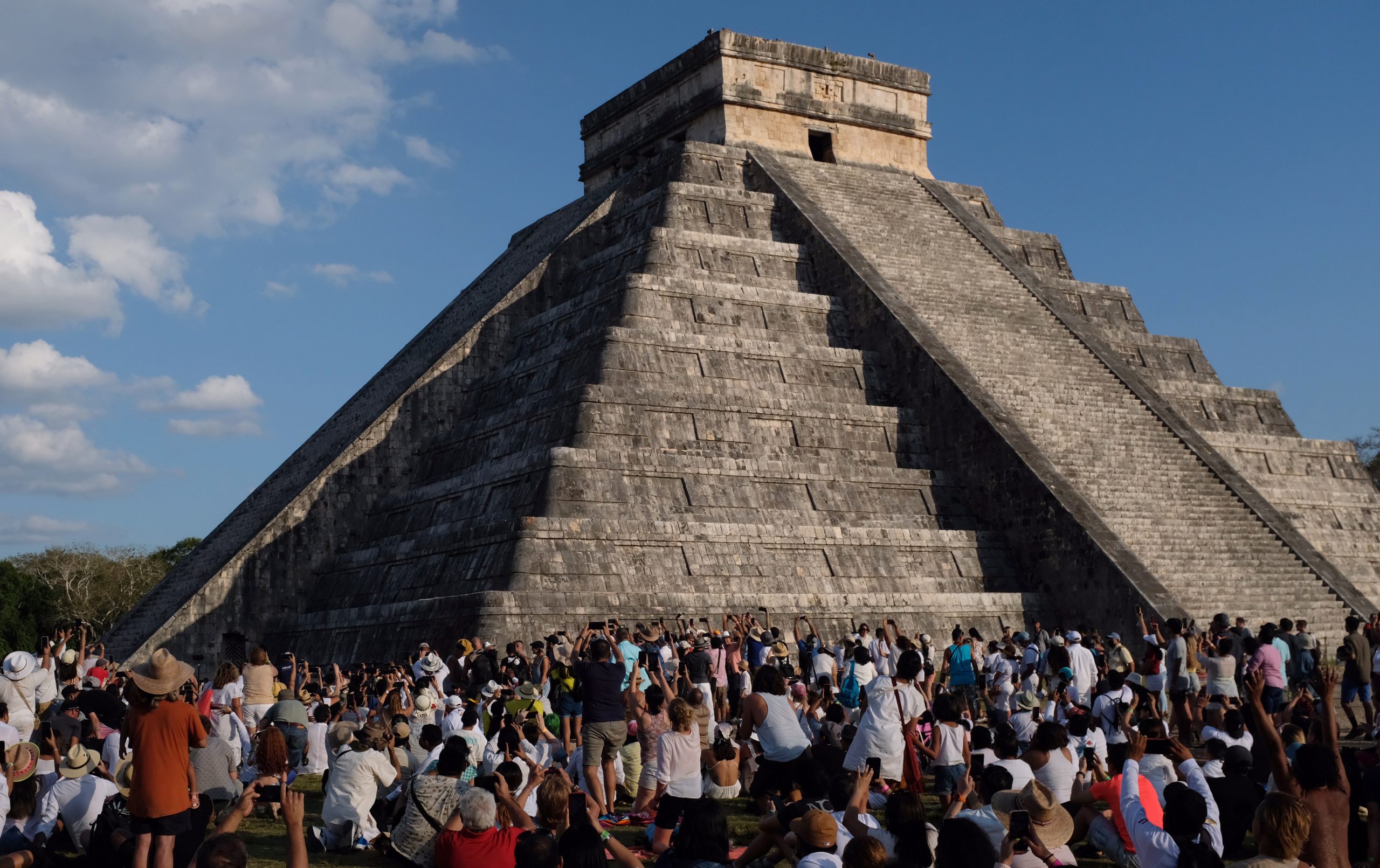Miles de personas asisten a equinoccio de primavera en Chichén Itzá