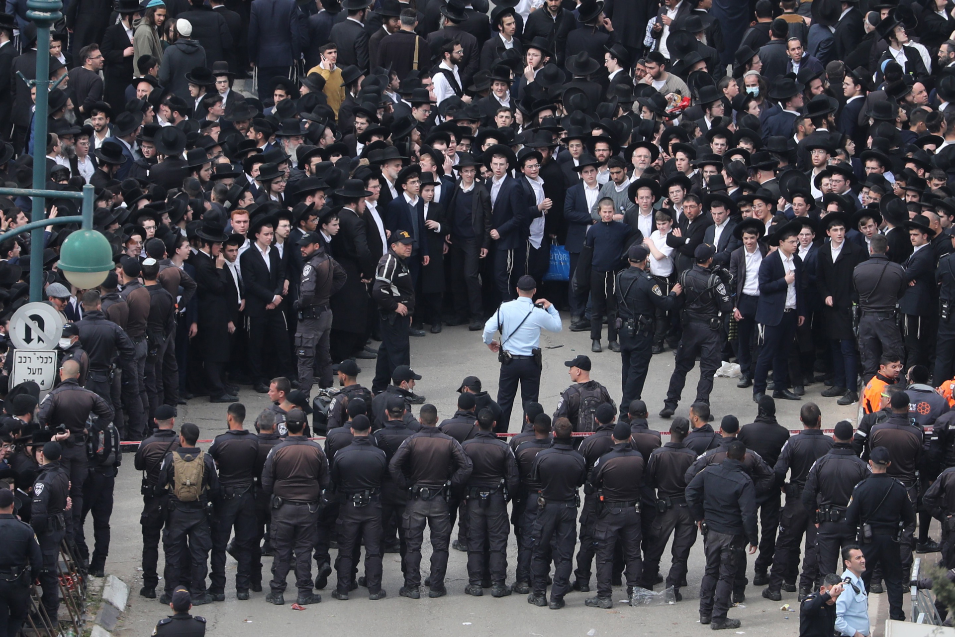 Cientos de miles de judíos asisten al masivo funeral de un importante rabino