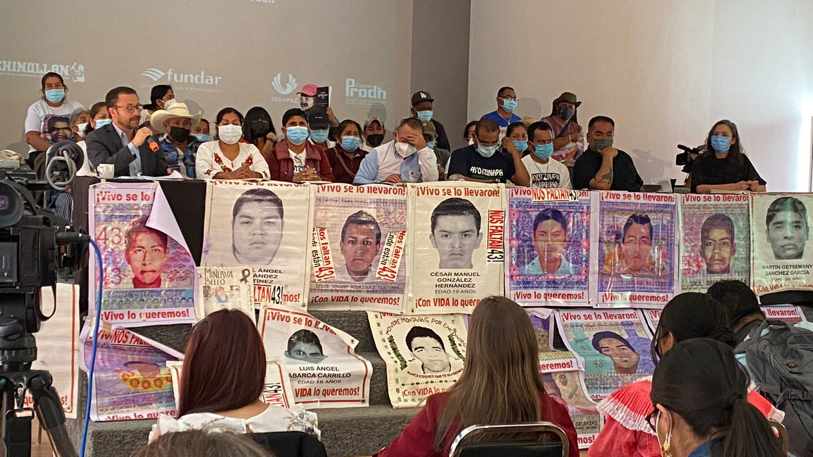 Padres de los 43 normalistas reclaman a AMLO falta de avances en el caso