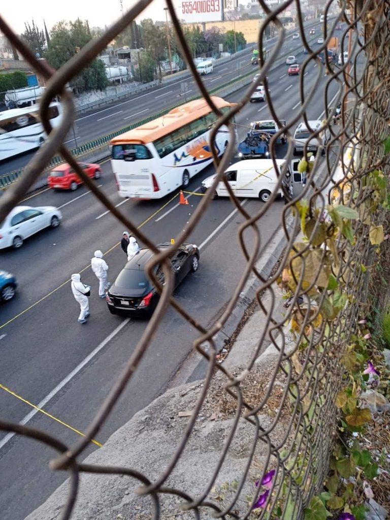 Policías abaten en la México-Pachuca a delincuente y detienen a dos más - delincuente-muerto-sobre-la-autopista-mexico-pachuca-768x1024