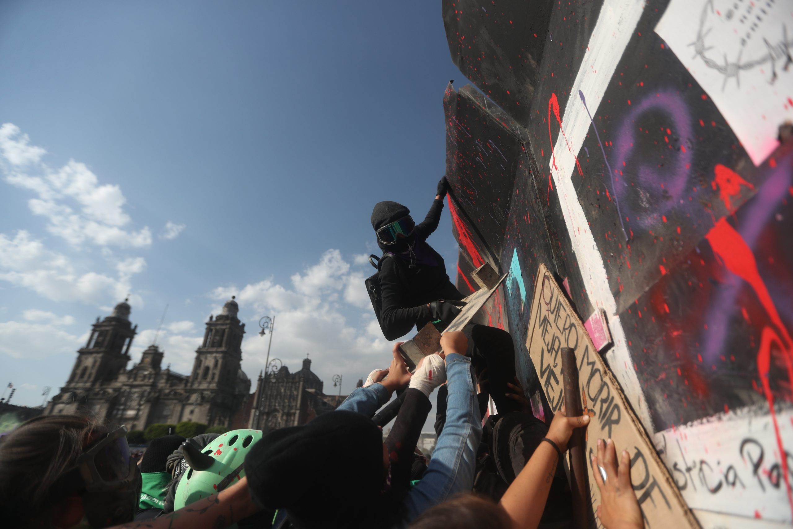 Feministas marcharon pacíficamente en CDMX por el Día Internacional de la Mujer; solo incidentes menores