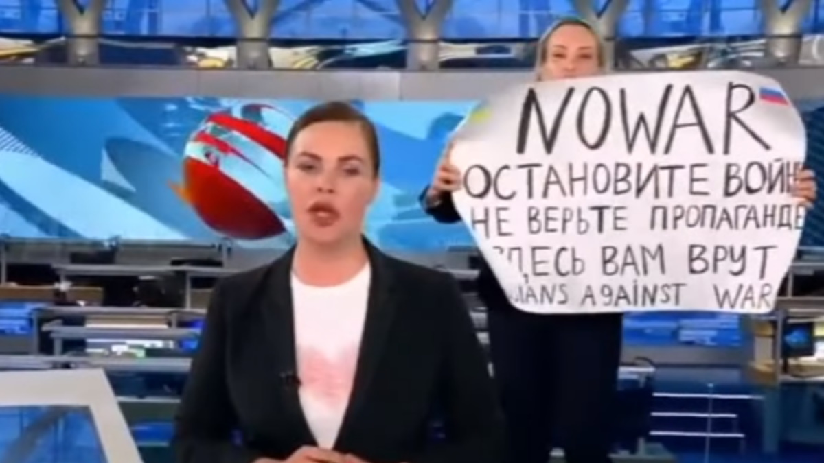 “Te están mintiendo”, trabajadora de canal en Rusia interrumpe noticiero