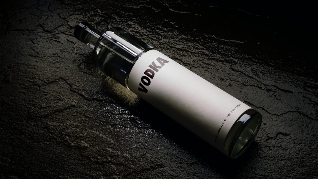 Cadena de supermercados deja de vender vodka por invasión a Ucrania - en-la-foto-una-botella-de-vodka-1024x576