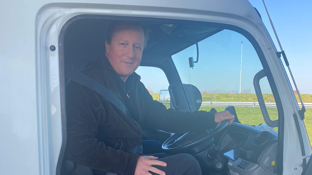 Ex primer ministro británico lleva ayuda humanitaria a Polonia para refugiados ucranianos Ex primer ministro británico lleva ayuda humanitaria a Polonia para refugiados ucranianos