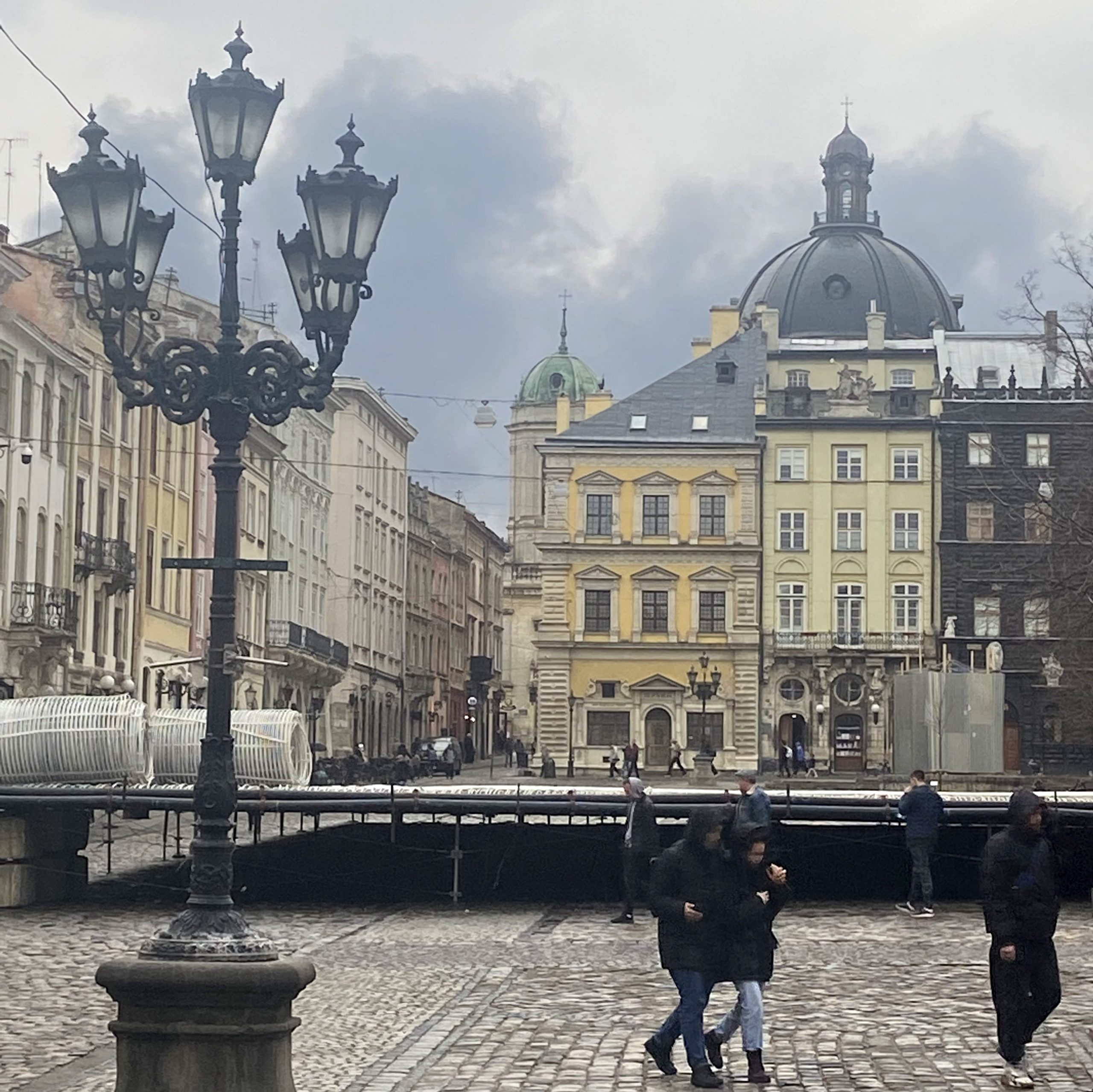 Autoridades de Leópolis reportan tres explosiones cerca de la ciudad Autoridades de Leópolis reportan tres explosiones cerca de la ciudad