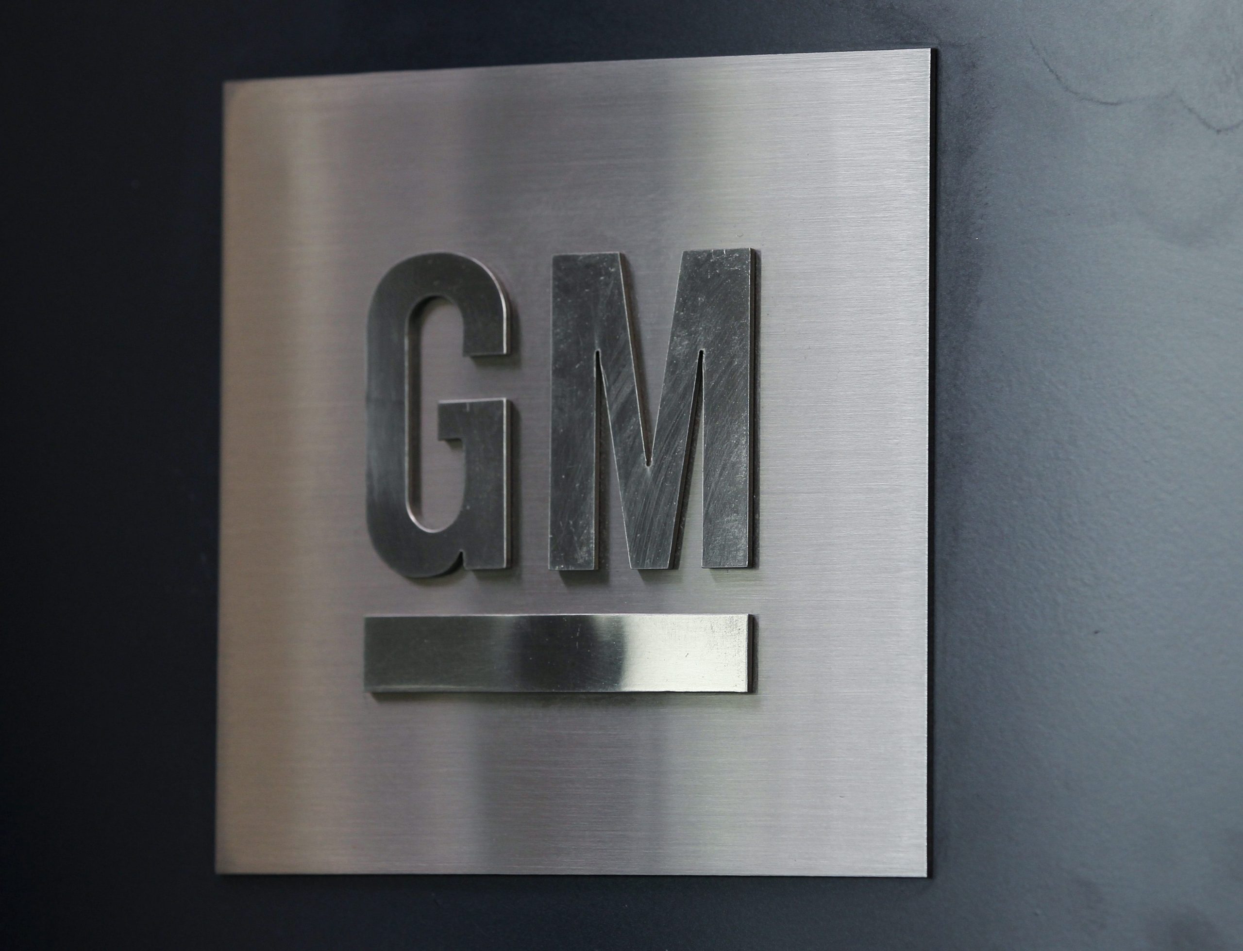 GM detiene producción de camionetas por falta de chips