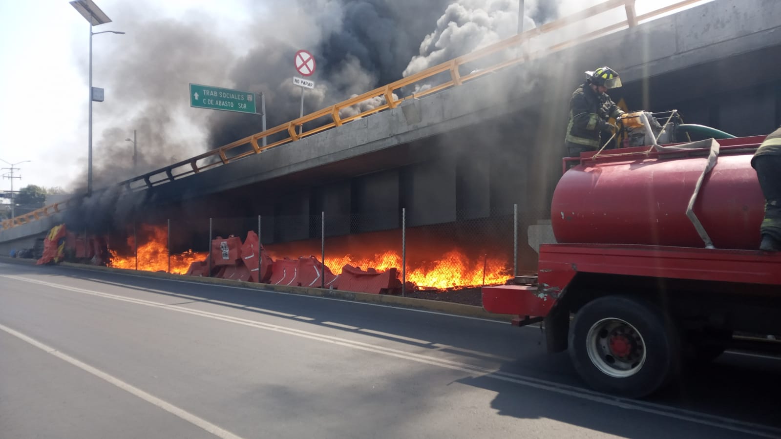 Se incendian dovelas de plástico en bajo puente de Río Churubusco