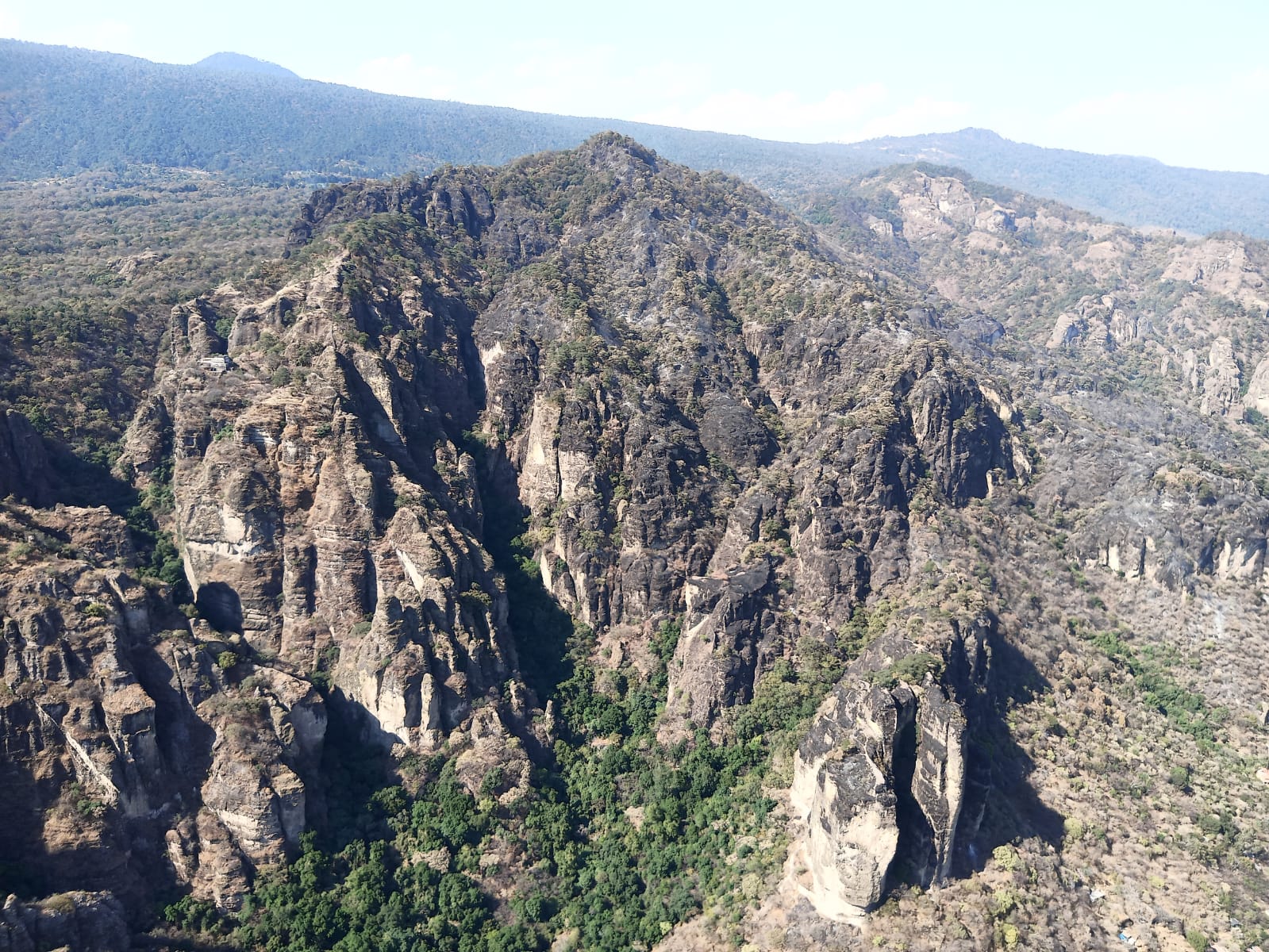 Restringen acceso al público en El Tepozteco tras incendio