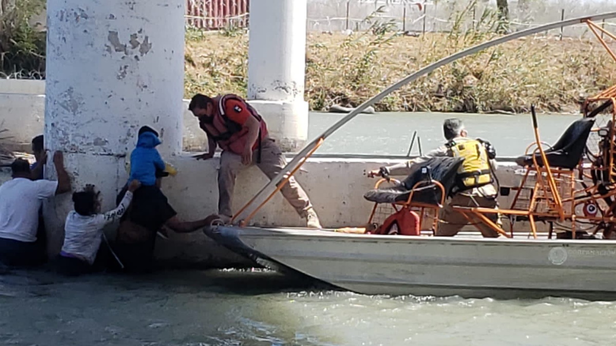 Rescatan a 14 migrantes y recuperan dos cuerpos del Río Bravo