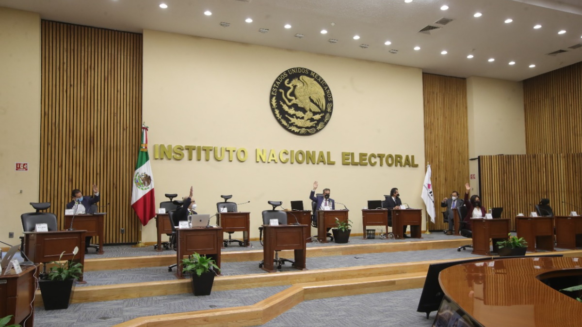 Morena a acusa a consejeros del INE de “hacerle mucho daño a la democracia”