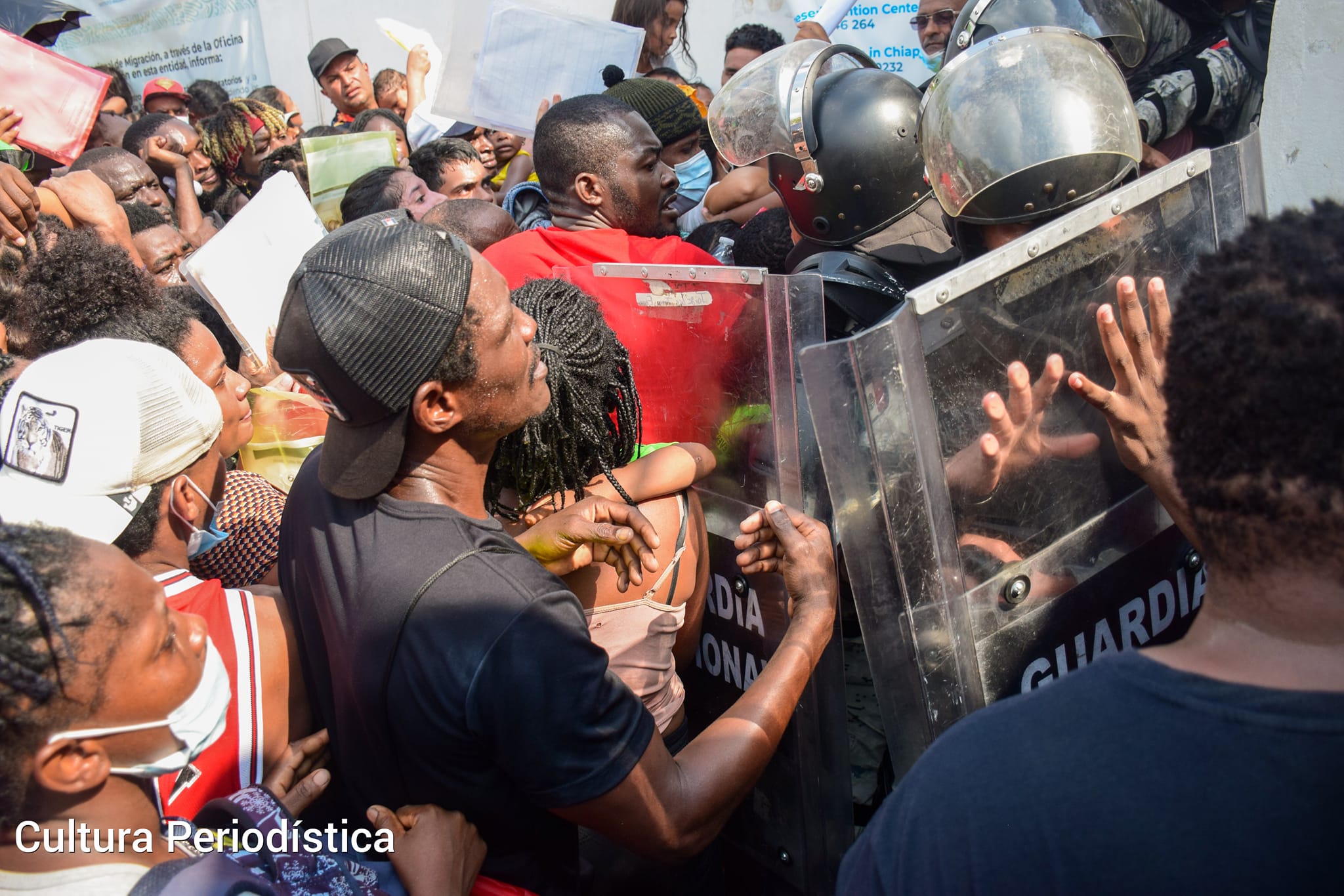 #Video Irrumpen cientos de migrantes en oficina del INM en Tapachula, Chiapas #Video Irrumpen cientos de migrantes en oficina del INM en Tapachula, Chiapas