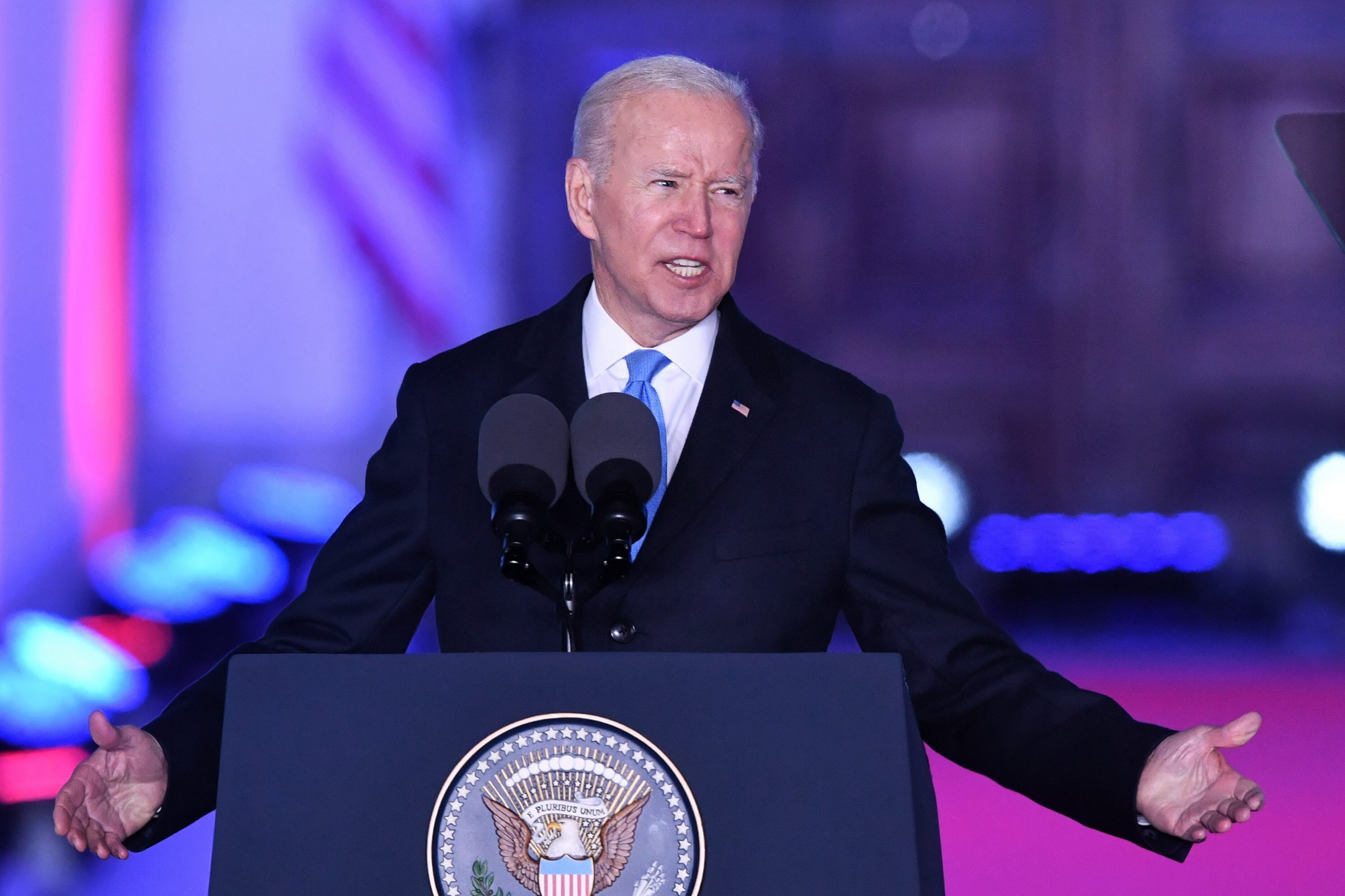 Biden dice que declaraciones sobre salida de Putin fueron por “indignación moral”