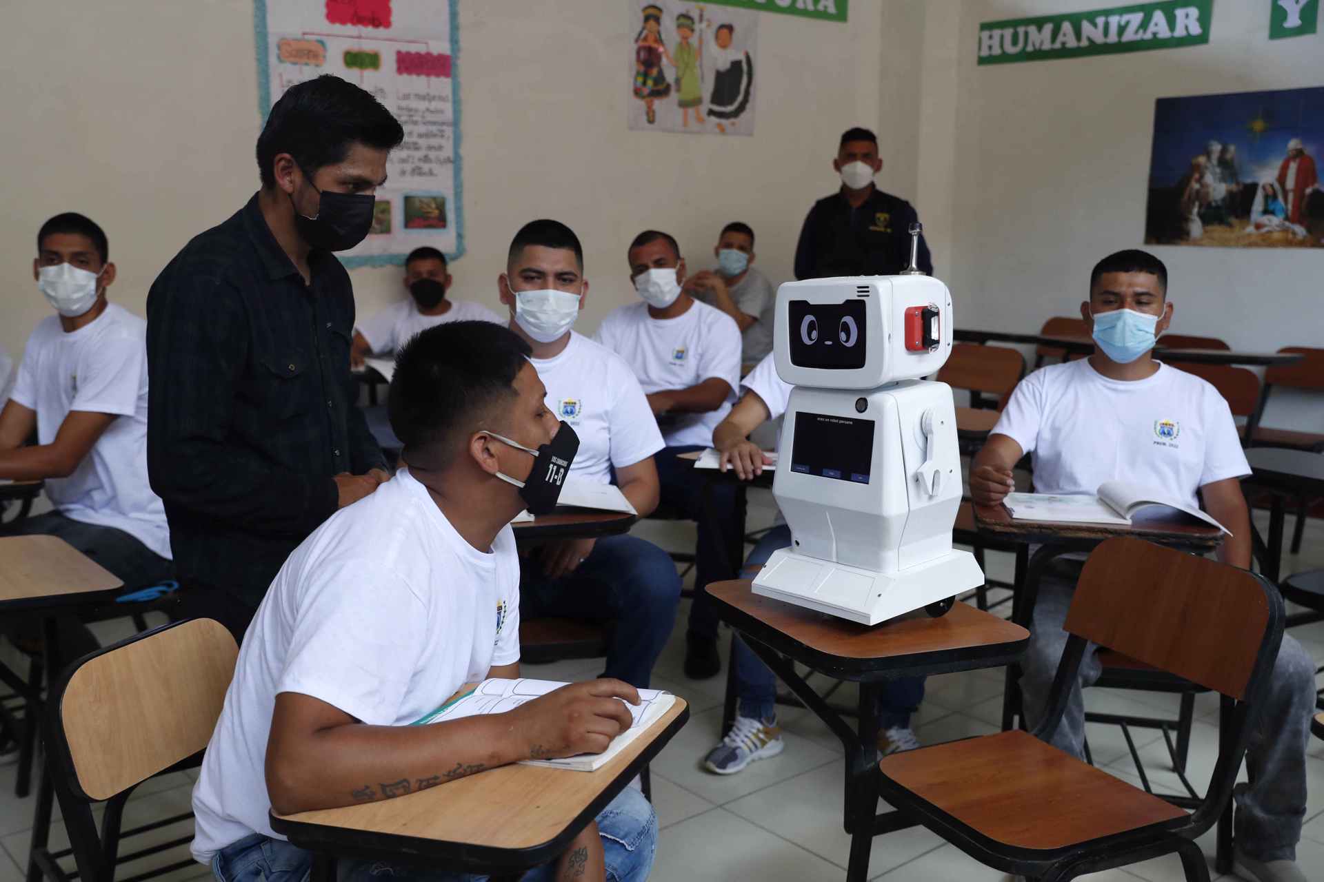 Jovam, un robot para educar a los reos de Perú