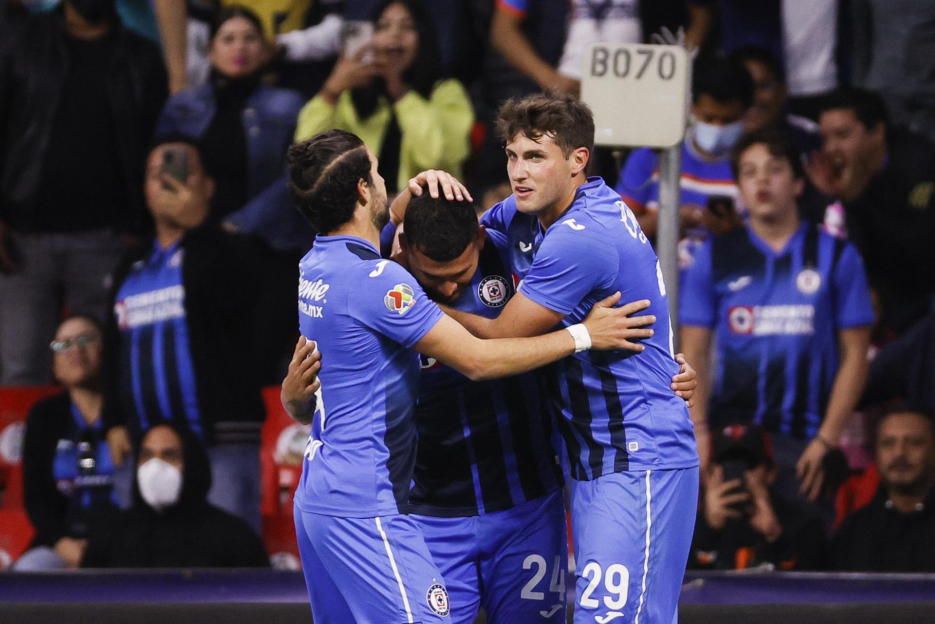 Cruz Azul derrota a Pumas y rompe racha negativa en el Azteca