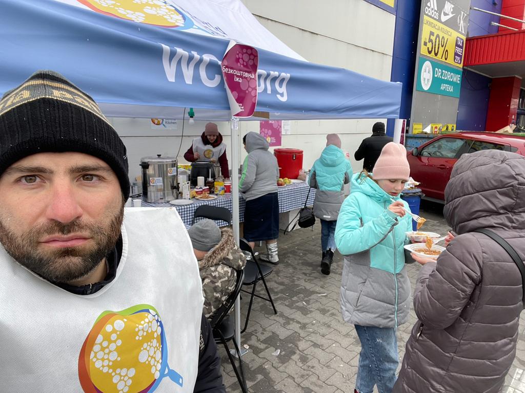 Reparten comida a miles de desplazados en la frontera entre Ucrania y Polonia