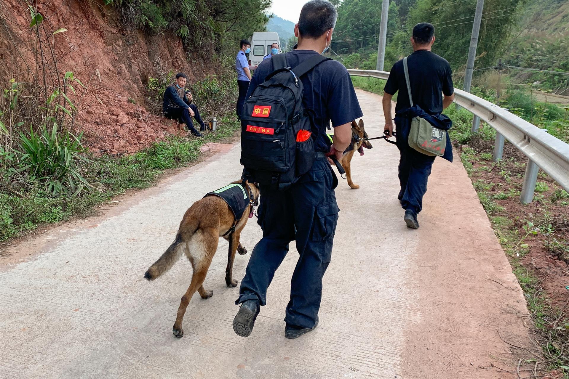 Aparece la caja negra del avión accidentado en China pero ningún superviviente Aparece la caja negra del avión accidentado en China pero ningún superviviente
