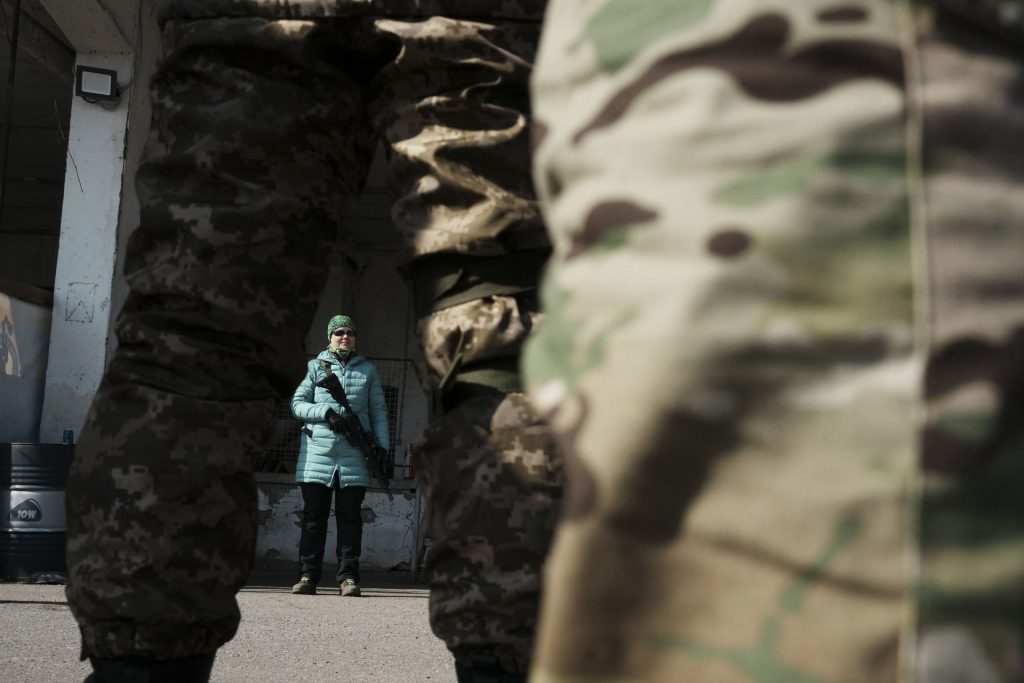Las ucranianas que toman por primera vez las armas para defenderse - las-ucranianas-que-toman-por-primera-vez-las-armas-para-defenderse-3-1024x683